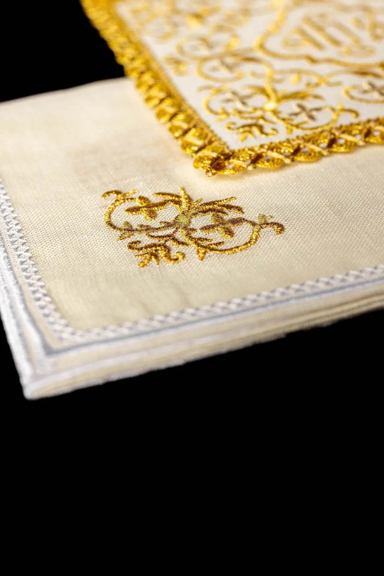 Richly decorated linen chalice set with cross and JHS embroidery