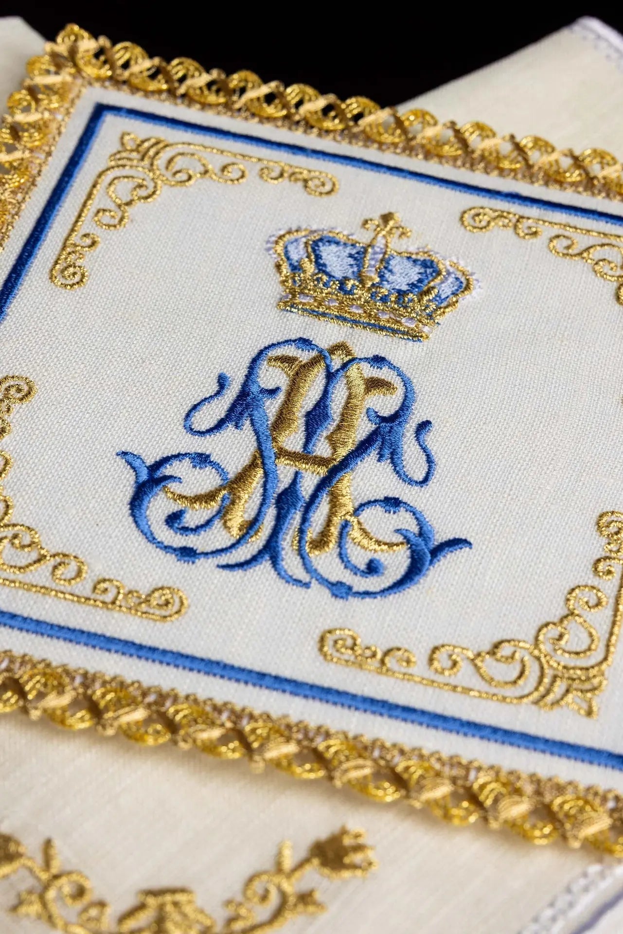 Linen cup set with embroidery with Marian motif