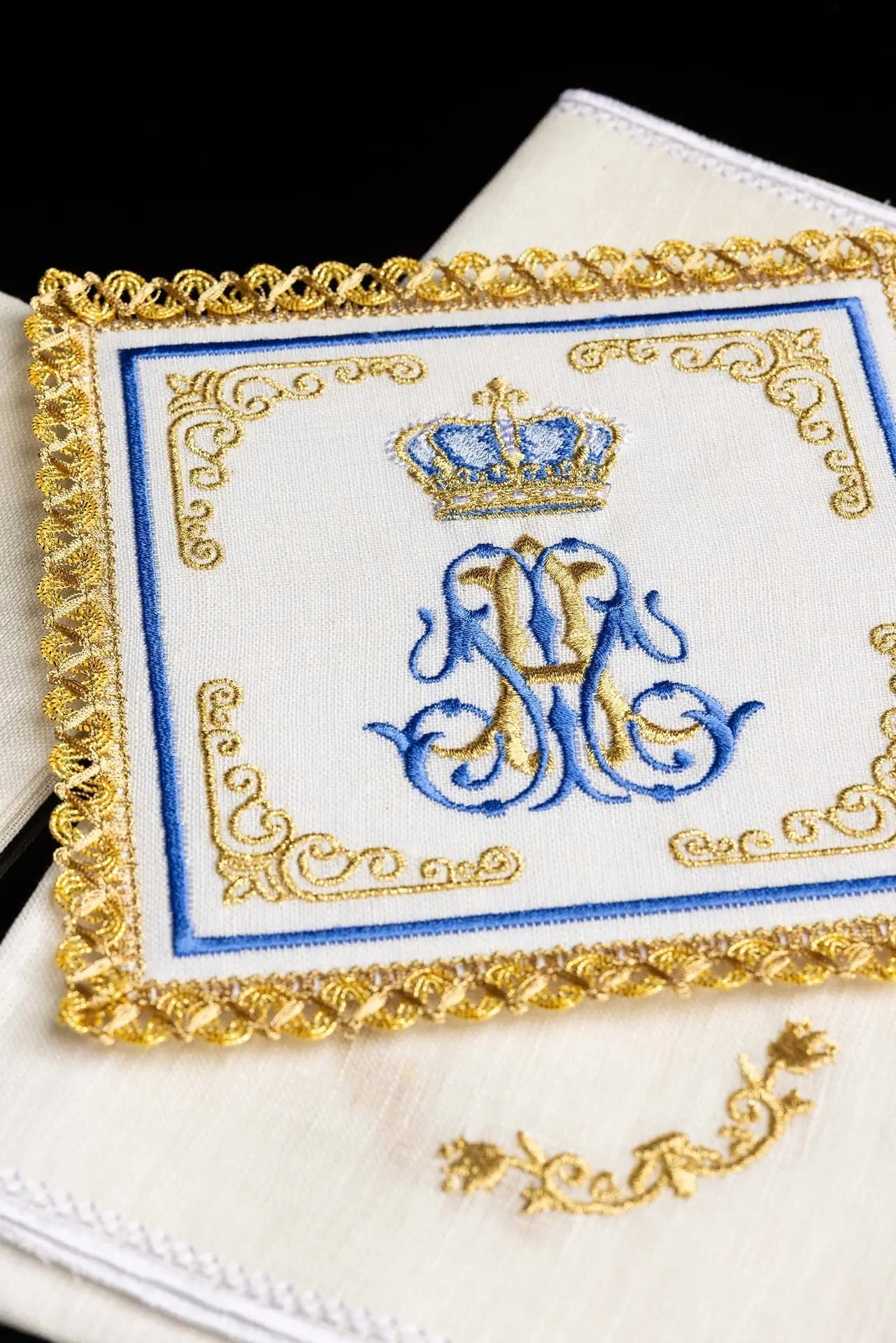 Komplet lnianych filiżanek z haftem o tematyce maryjnej