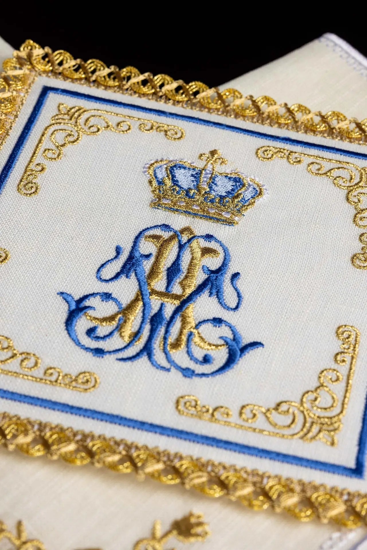Linen cup set with embroidery with Marian motif