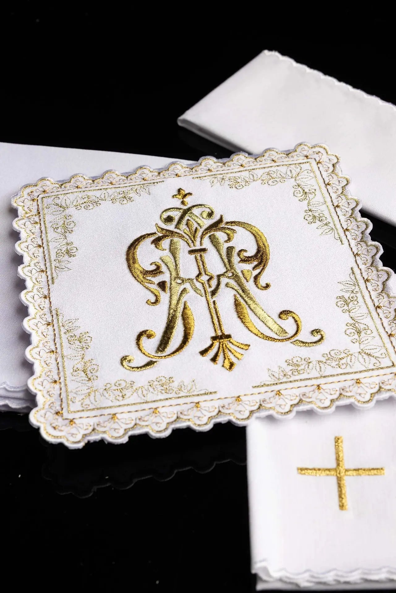 Liturgical chalice set with gold embroidered Marian motif