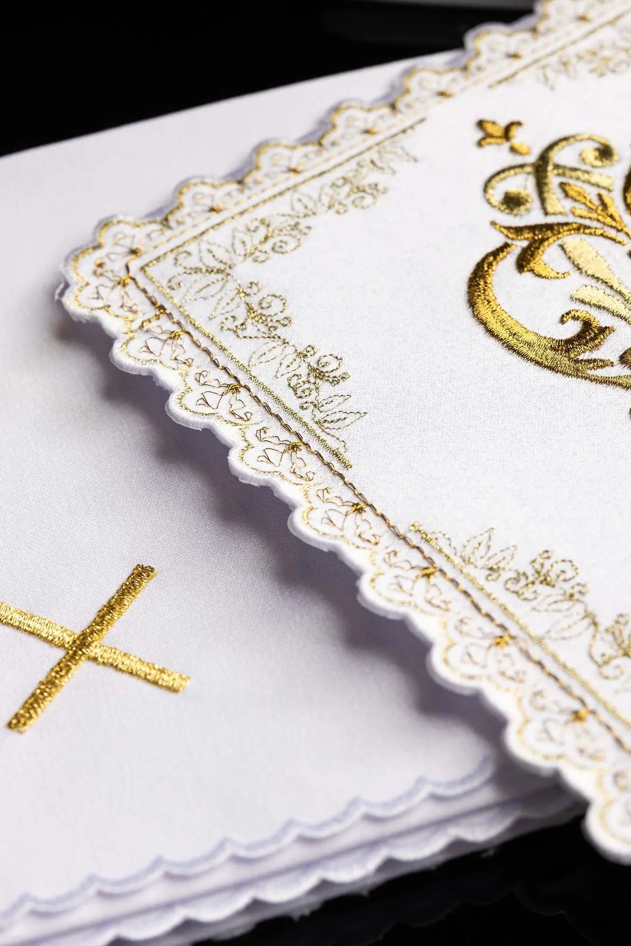 Liturgical chalice set with gold embroidered Marian motif