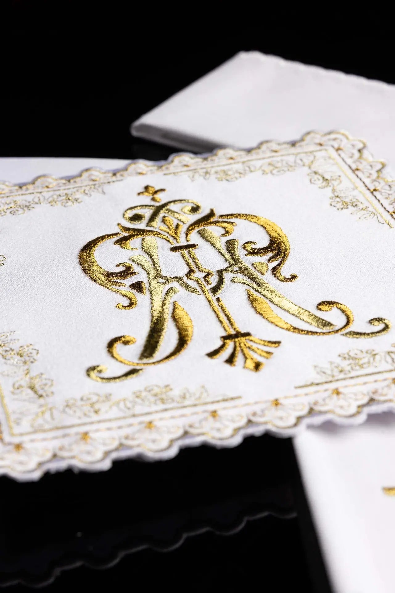 Liturgical chalice set with gold embroidered Marian motif