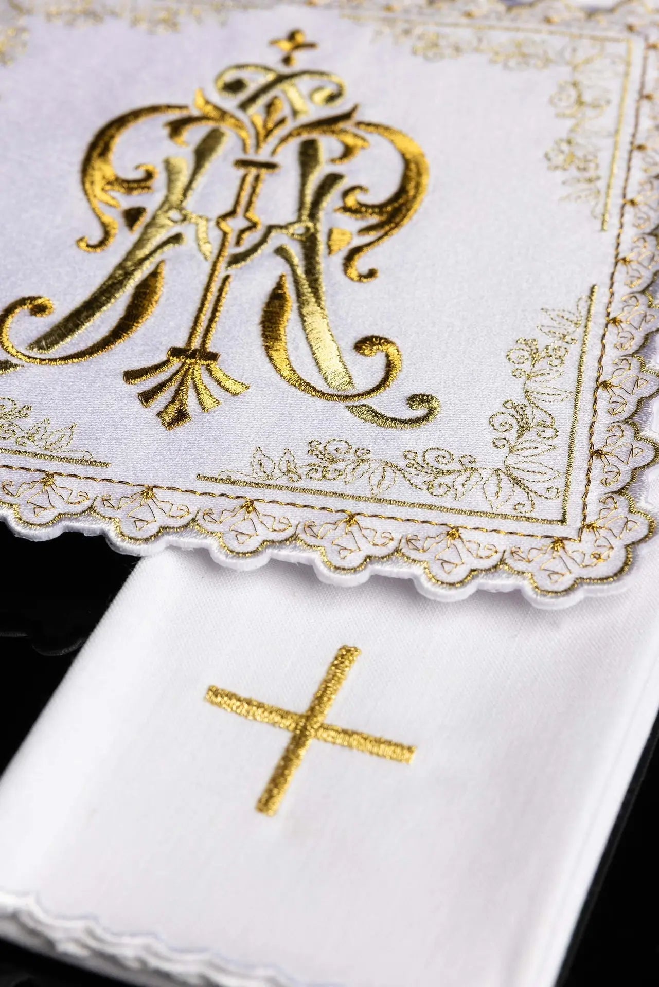 Liturgical chalice set with gold embroidered Marian motif