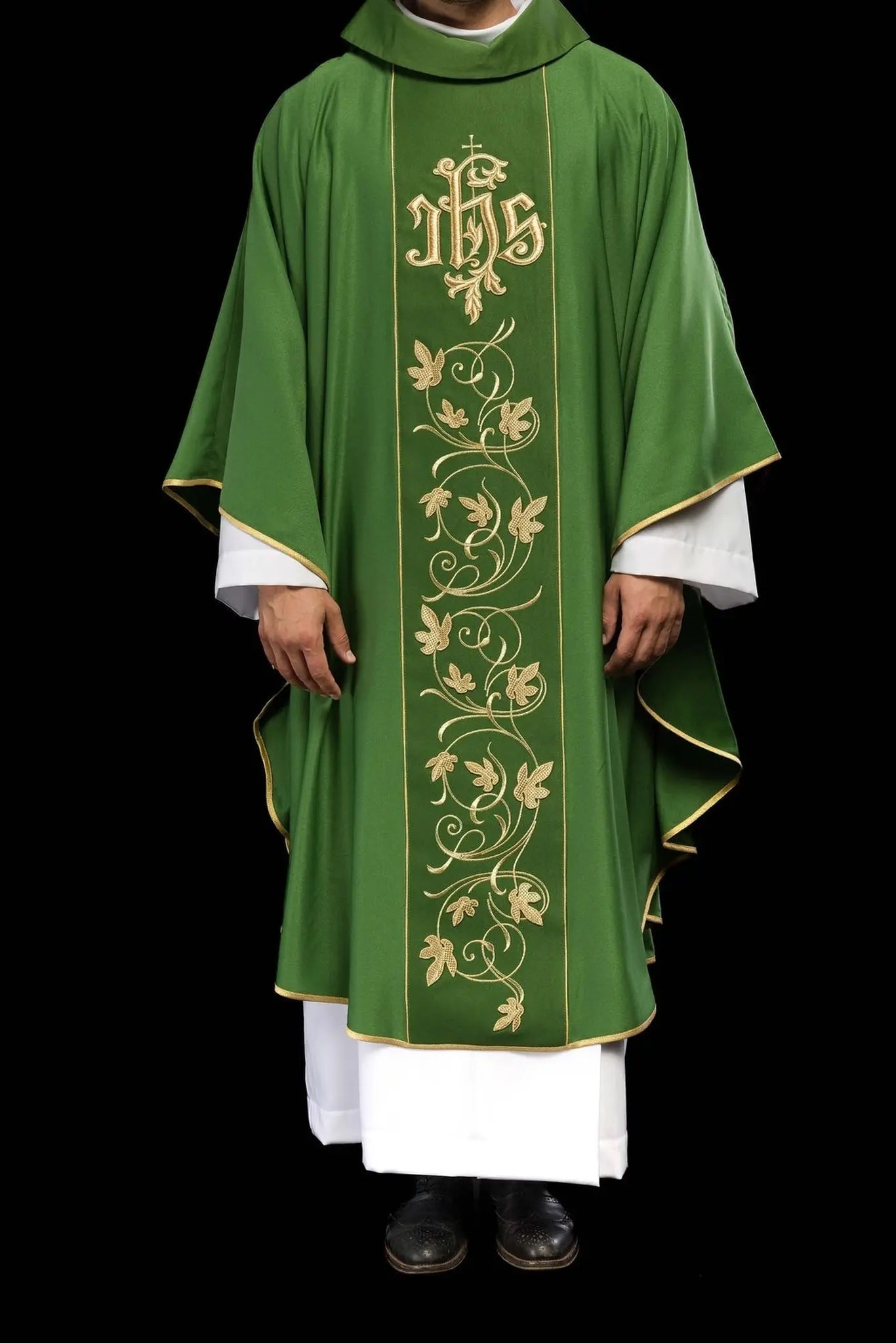 Zielony ornat liturgiczny z bogato zdobionym pasem z motywem kwiatowym i IHS