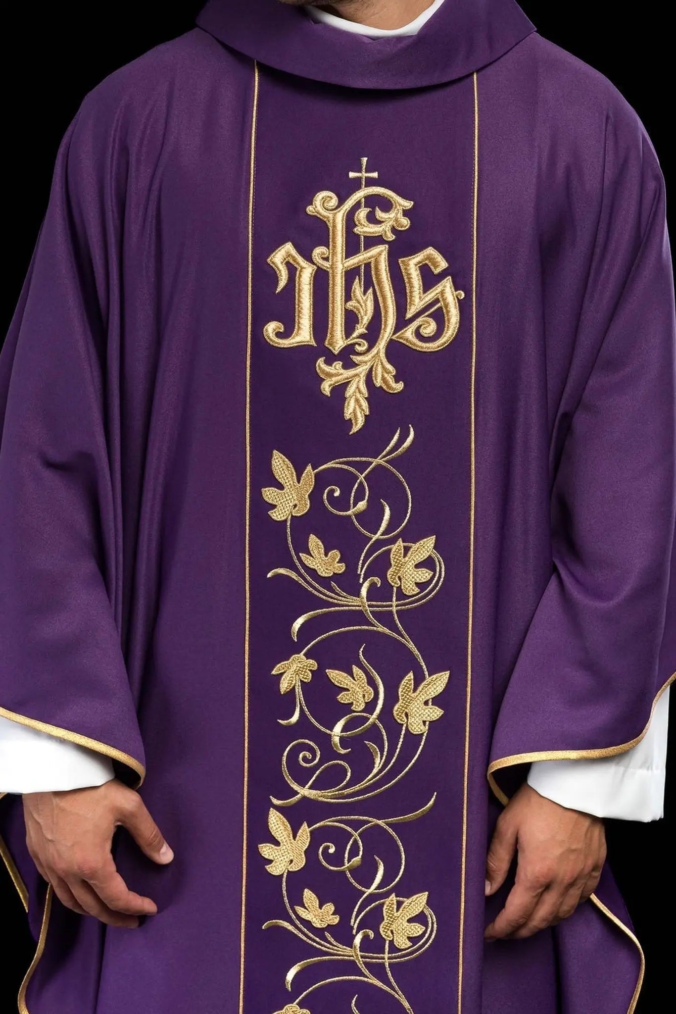 Ornat liturgiczny fioletowy z bogato zdobionym pasem z motywem kwiatowym i IHS