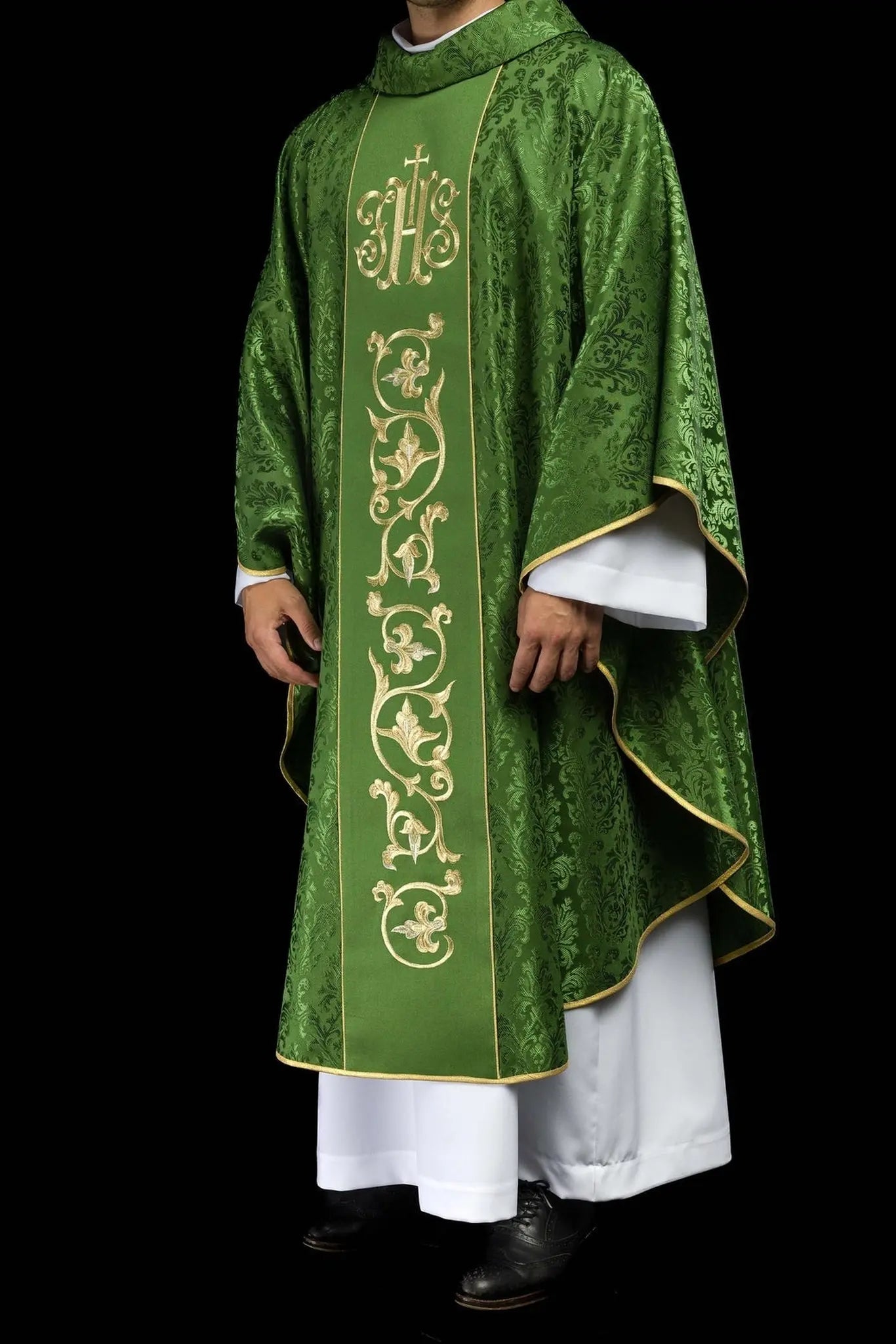 Zielony ornat liturgiczny z bogato zdobionym pasem IHS