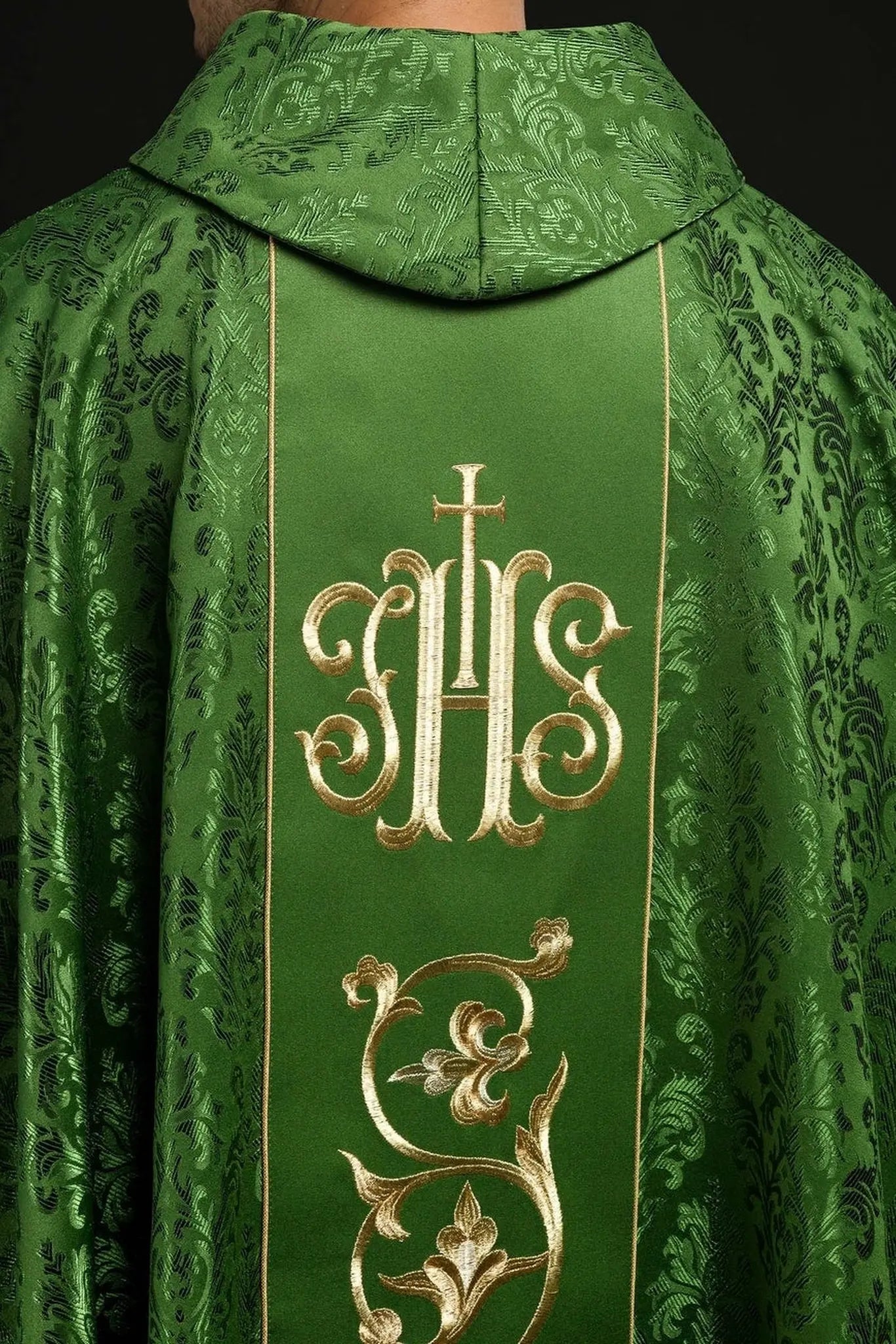 Zielony ornat liturgiczny z bogato zdobionym pasem IHS