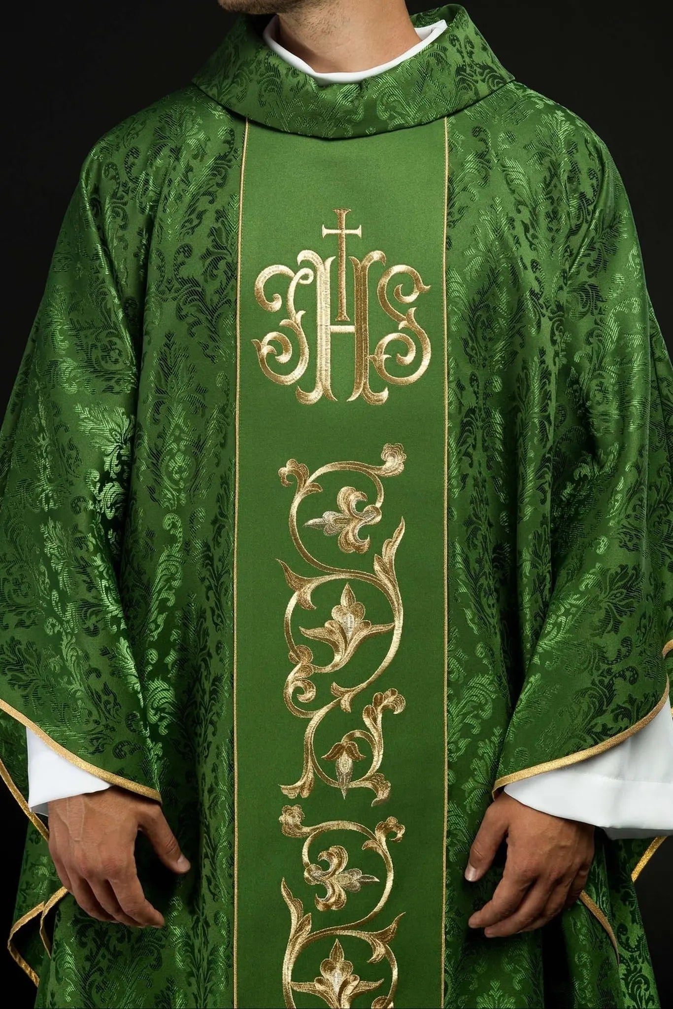 Zielony ornat liturgiczny z bogato zdobionym pasem IHS