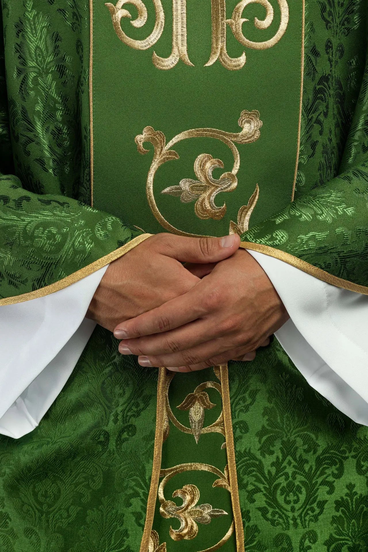 Zielony ornat liturgiczny z bogato zdobionym pasem IHS