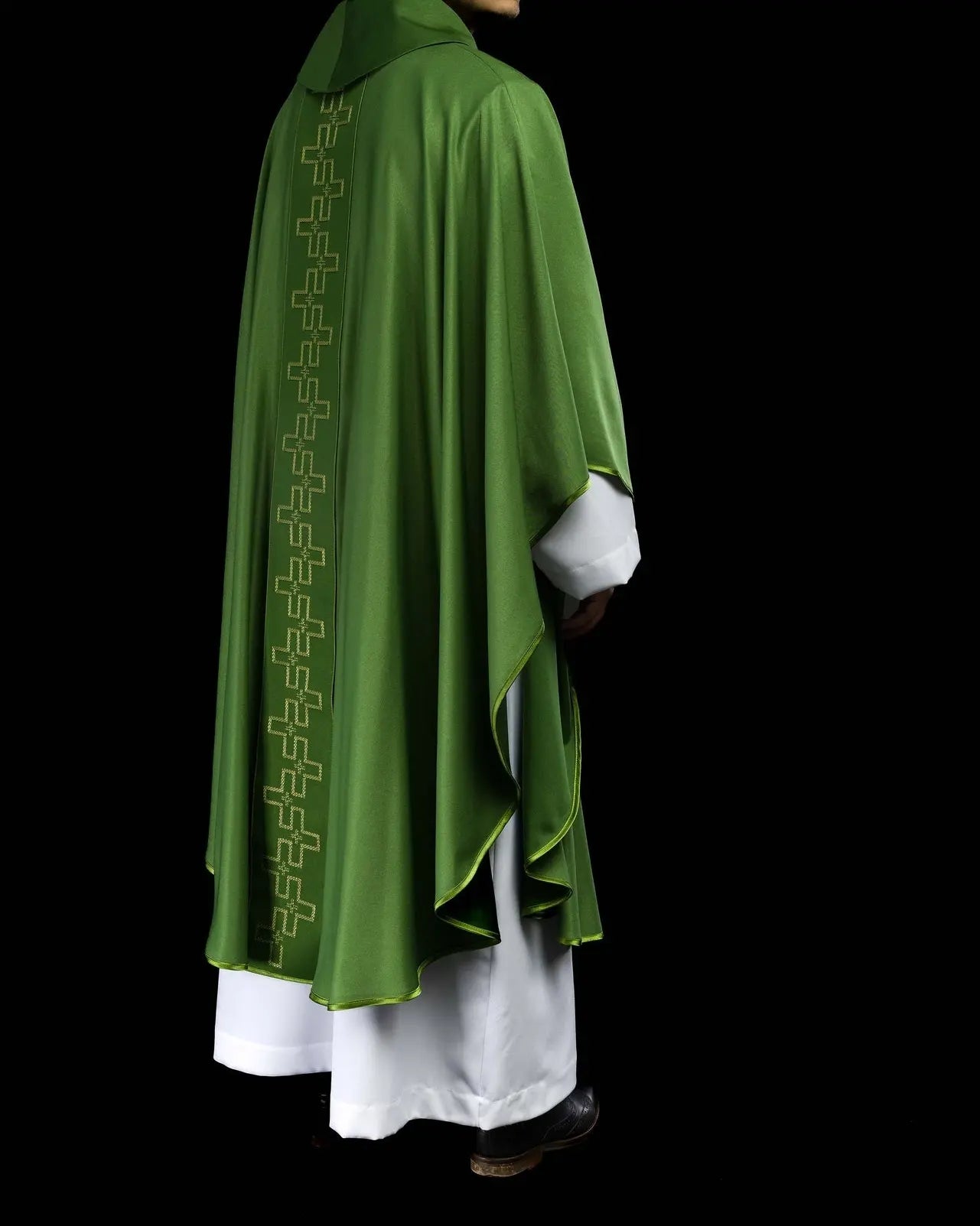 Chasuble with richly embroidered belt in cross embroidery in green