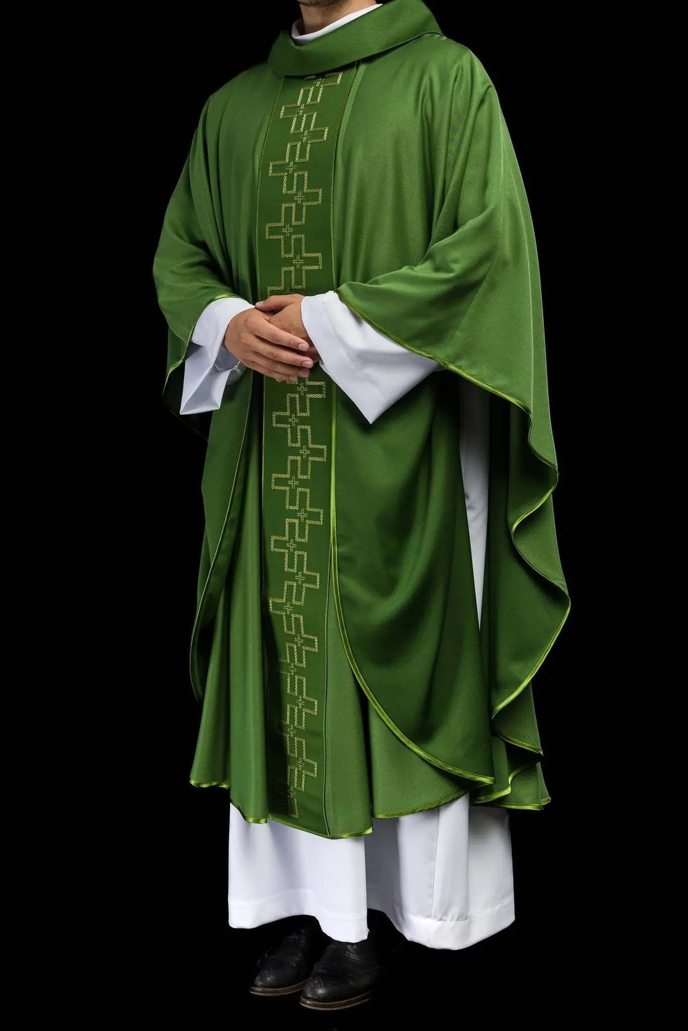 Chasuble with richly embroidered belt in cross embroidery in green