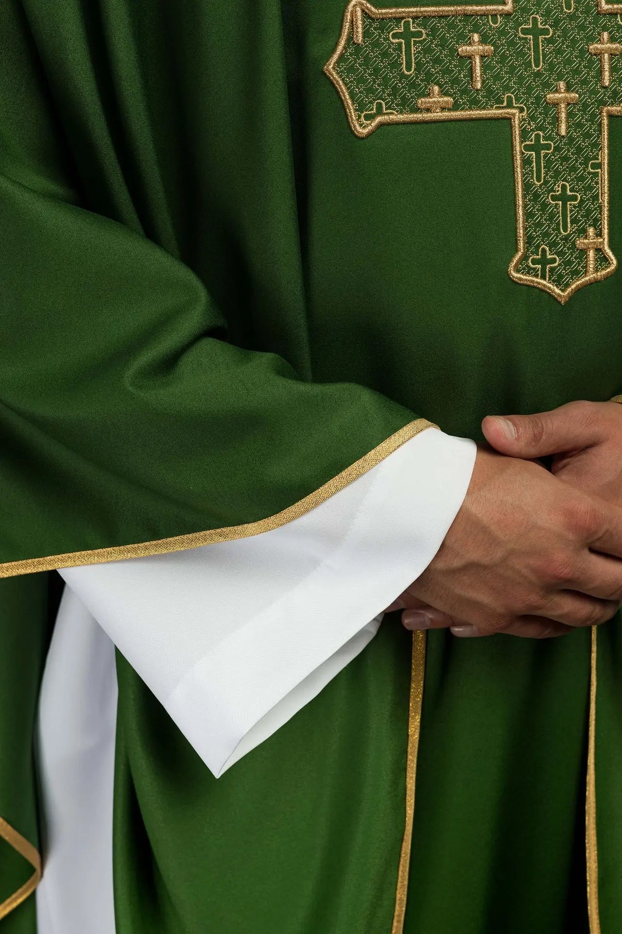 Ornat z bogato haftowanym krzyżem i kołnierzykiem w kolorze zielonym