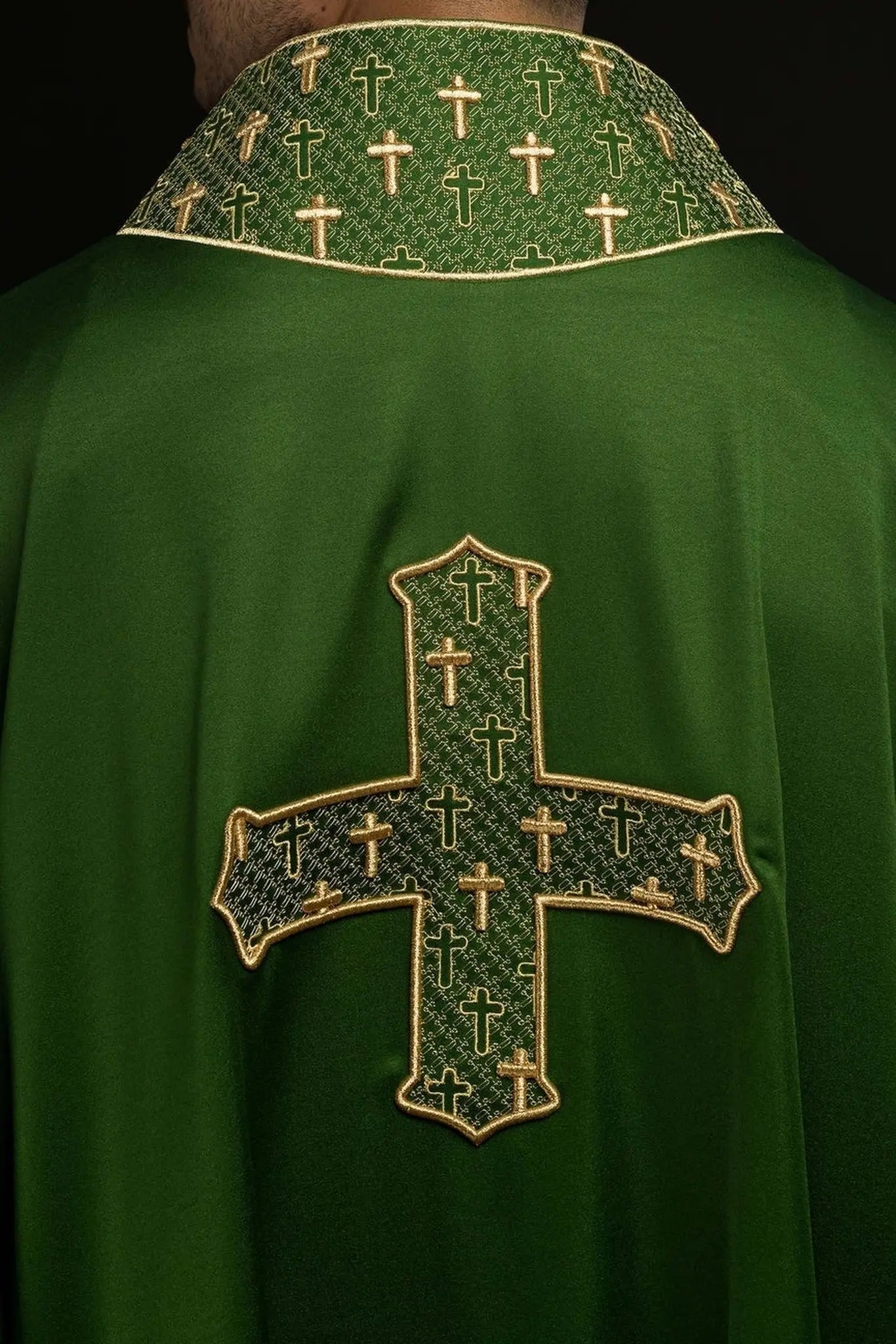 Ornat z bogato haftowanym krzyżem i kołnierzykiem w kolorze zielonym