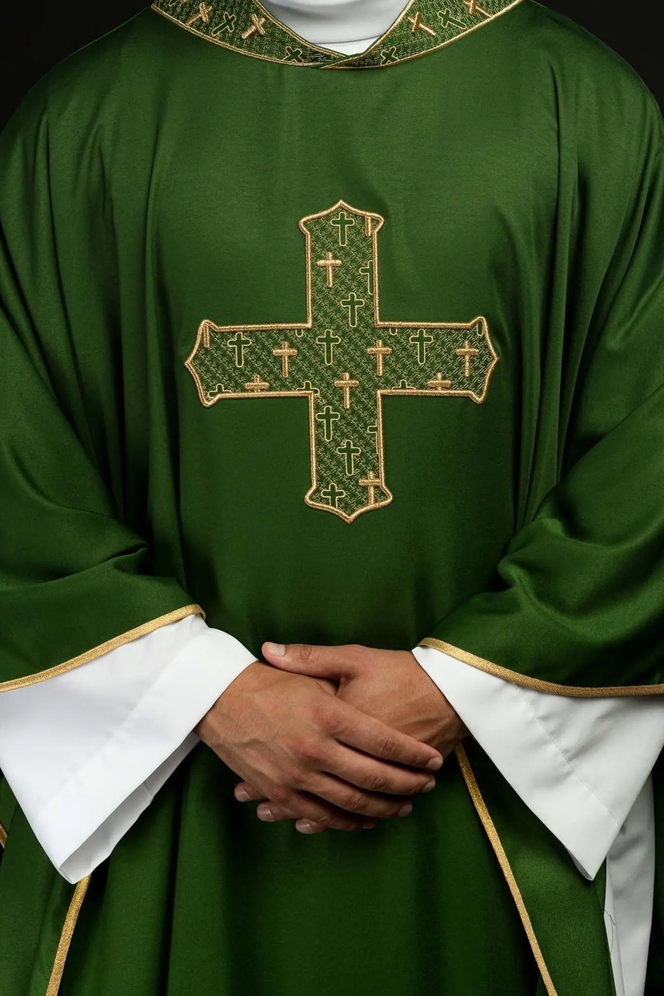 Ornat z bogato haftowanym krzyżem i kołnierzykiem w kolorze zielonym