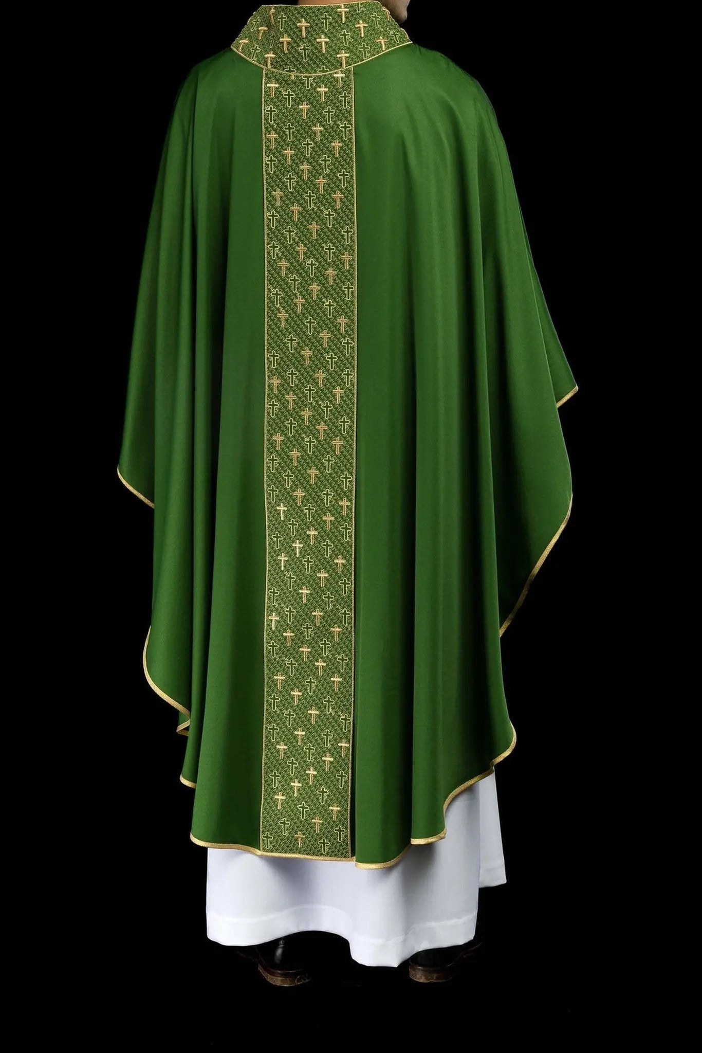 Ornat liturgiczny z bogato haftowanym pasem w krzyże zielony
