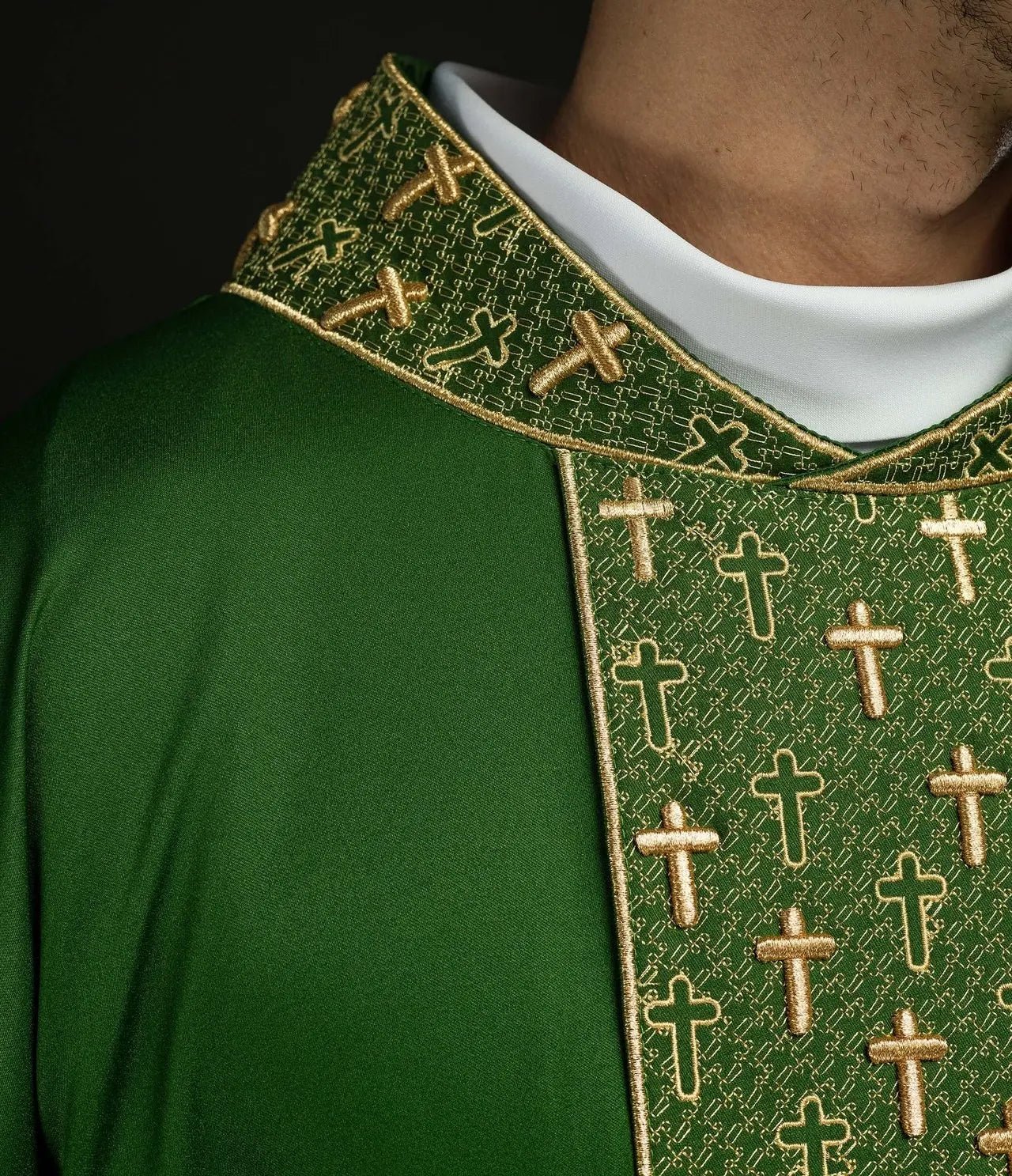 Ornat liturgiczny z bogato haftowanym pasem w krzyże zielony