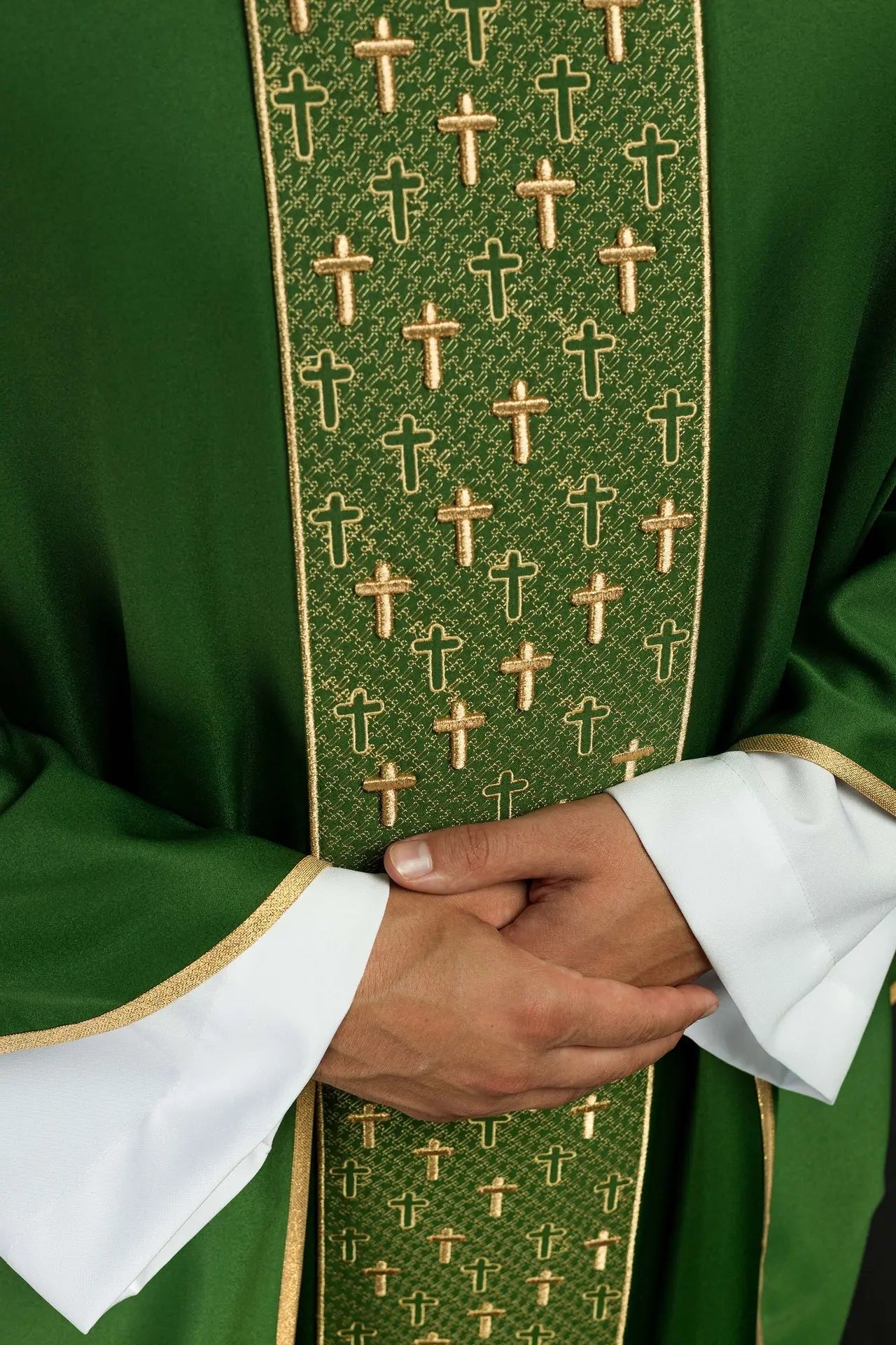 Ornat liturgiczny z bogato haftowanym pasem w krzyże zielony