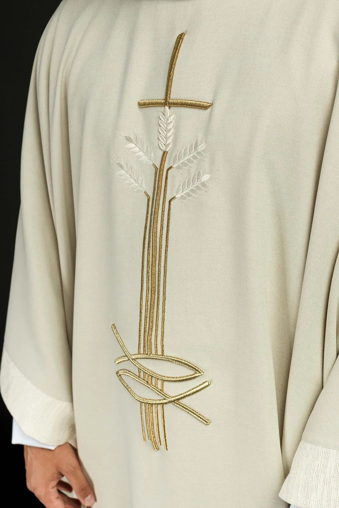 Ornat liturgiczny z motywem krzyża, kłosów i ryby