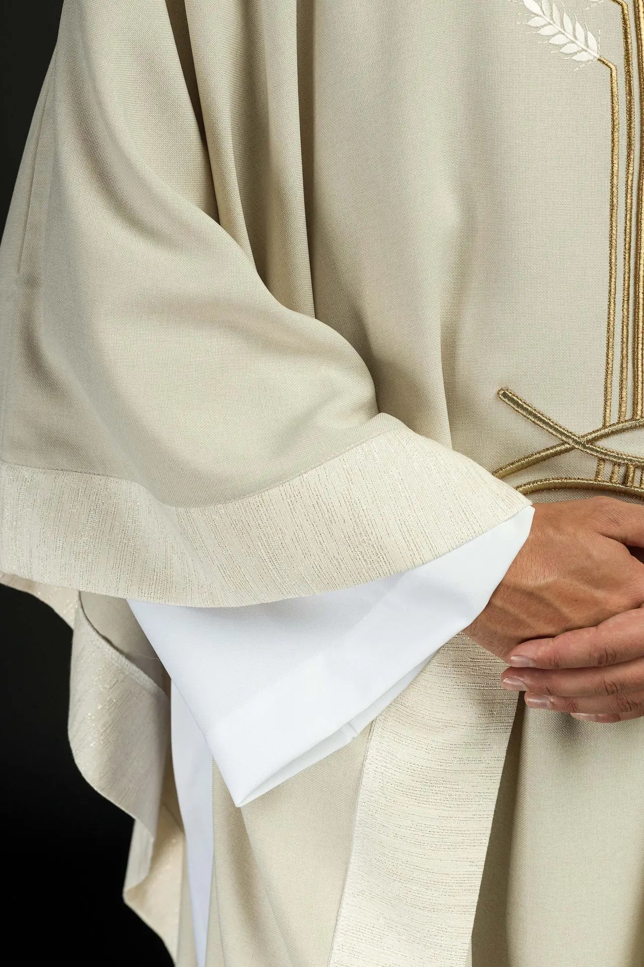 Ornat liturgiczny z motywem krzyża, kłosów i ryby