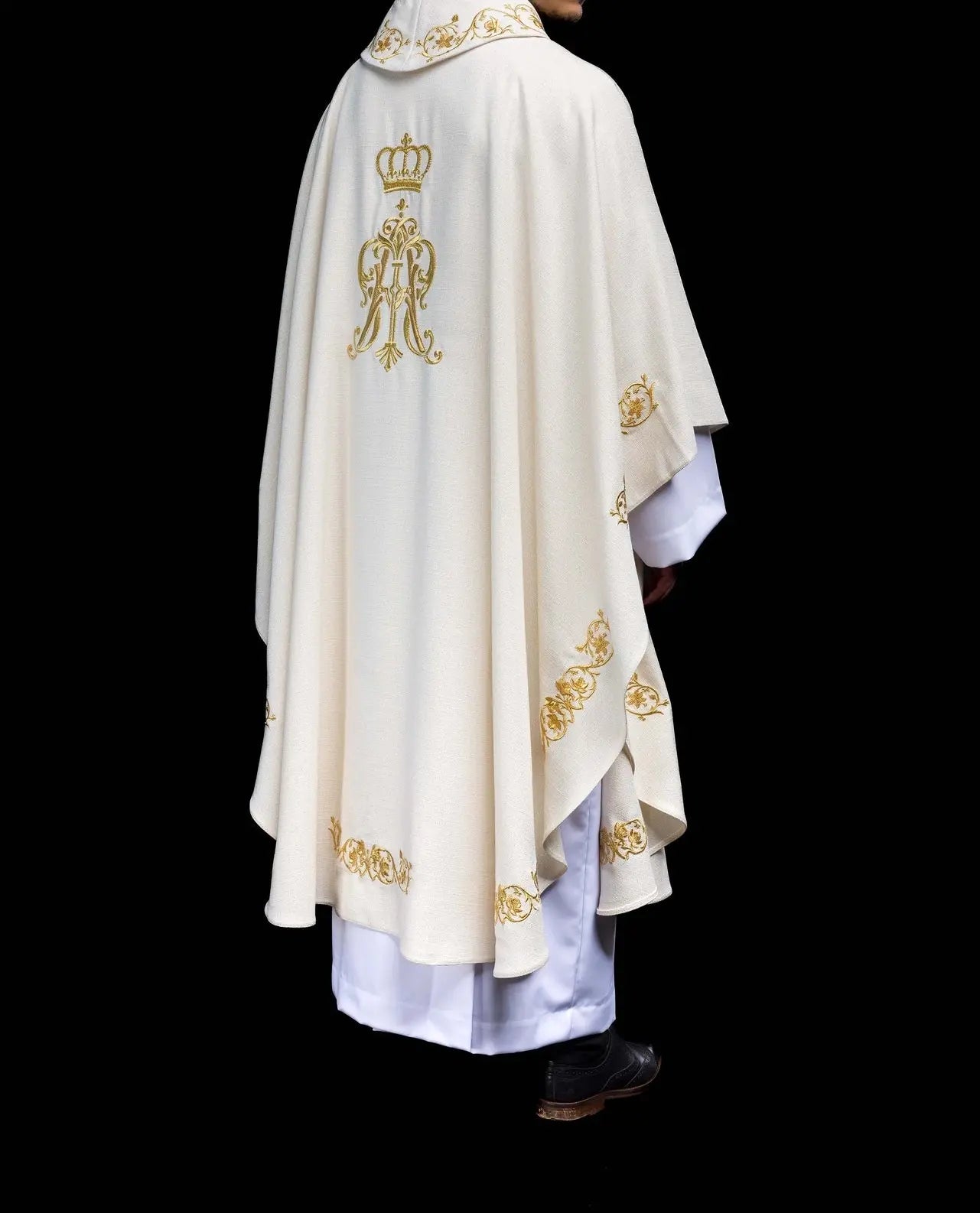 Ornat liturgiczny z haftowanym herbem maryjnym i koroną