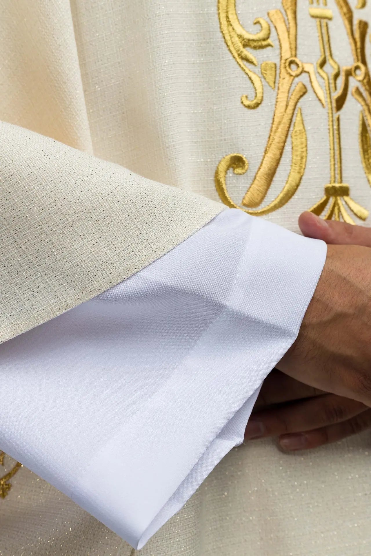 Ornat liturgiczny z haftowanym herbem maryjnym i koroną