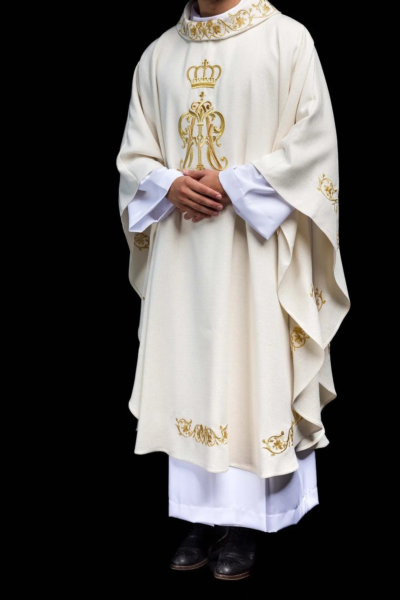 Ornat liturgiczny z haftowanym herbem maryjnym i koroną