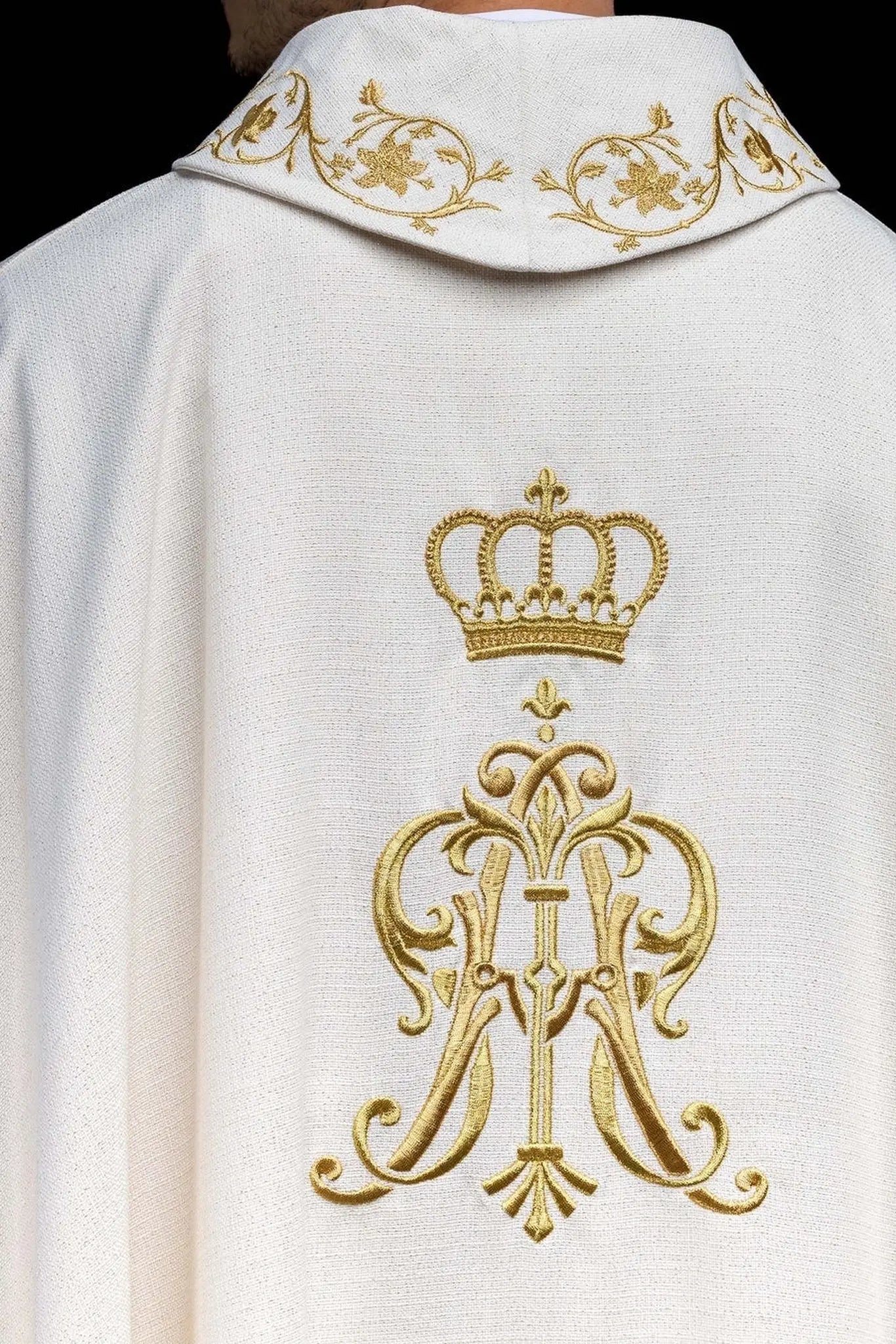 Ornat liturgiczny z haftowanym herbem maryjnym i koroną