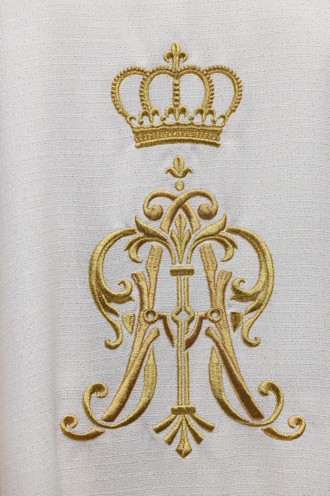 Ornat liturgiczny z haftowanym herbem maryjnym i koroną