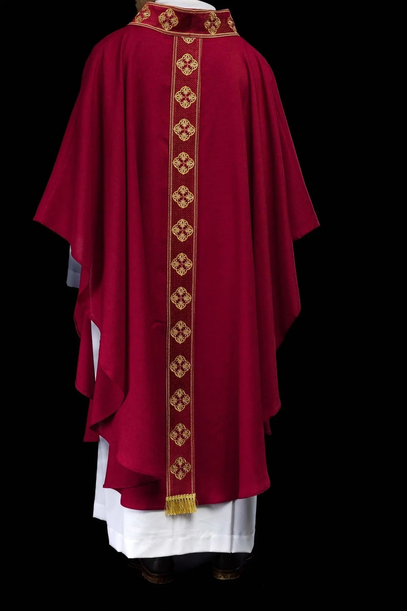Chasuble in red with embroidered belt and cross collar