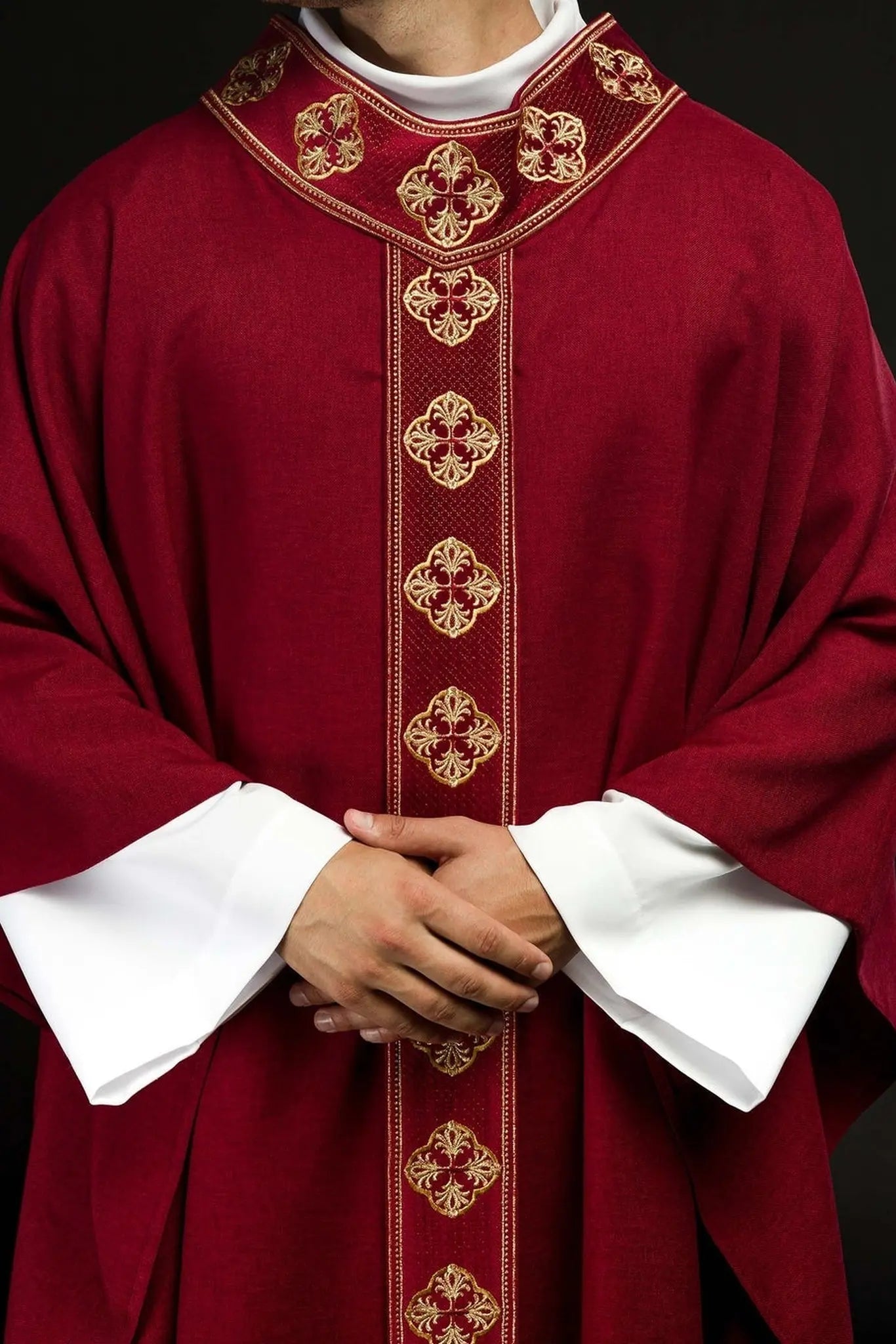 Ornat w kolorze czerwonym z haftowanym pasem i kołnierzykiem krzyżowym