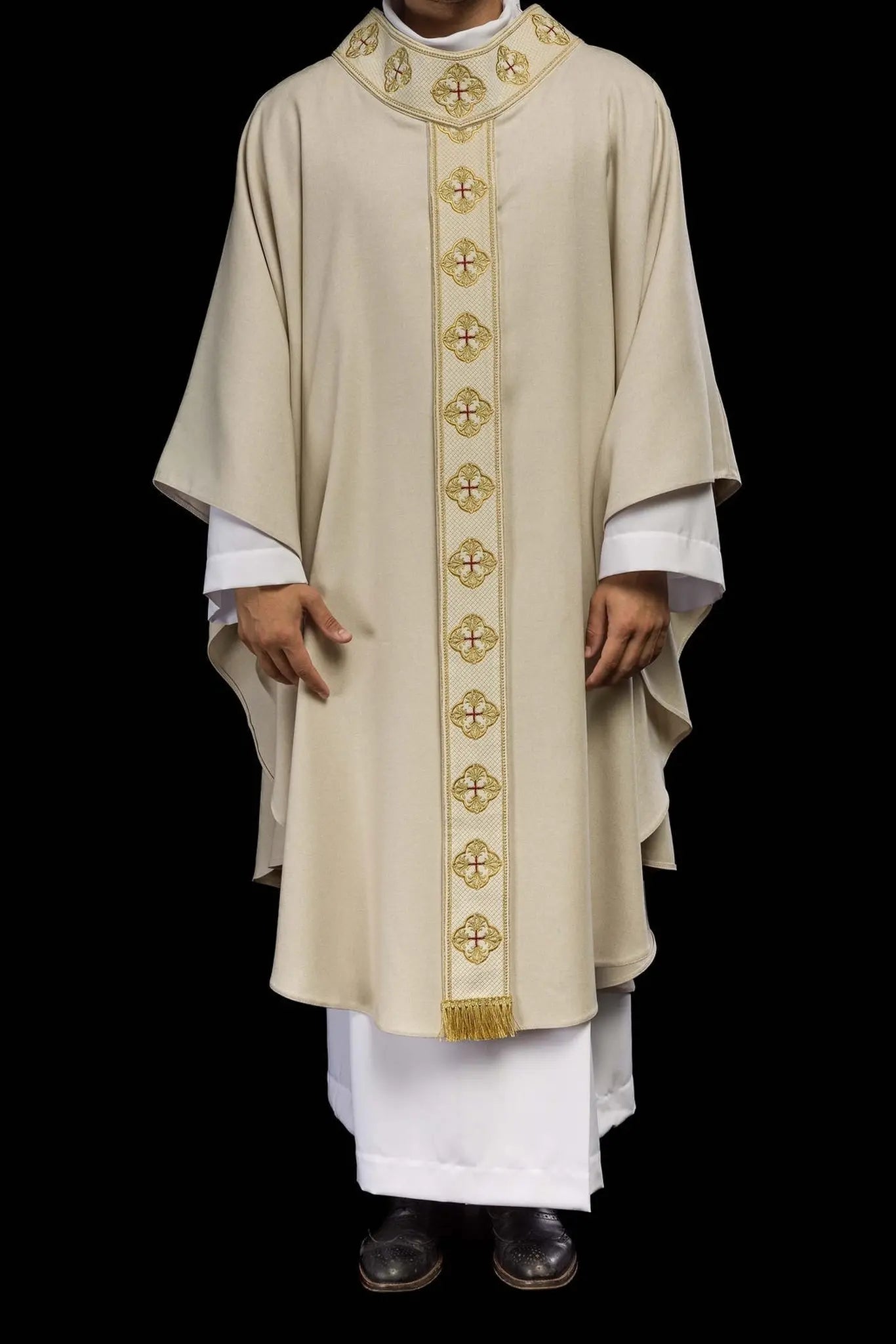 Chasuble in ecru with embroidered belt and cross collar