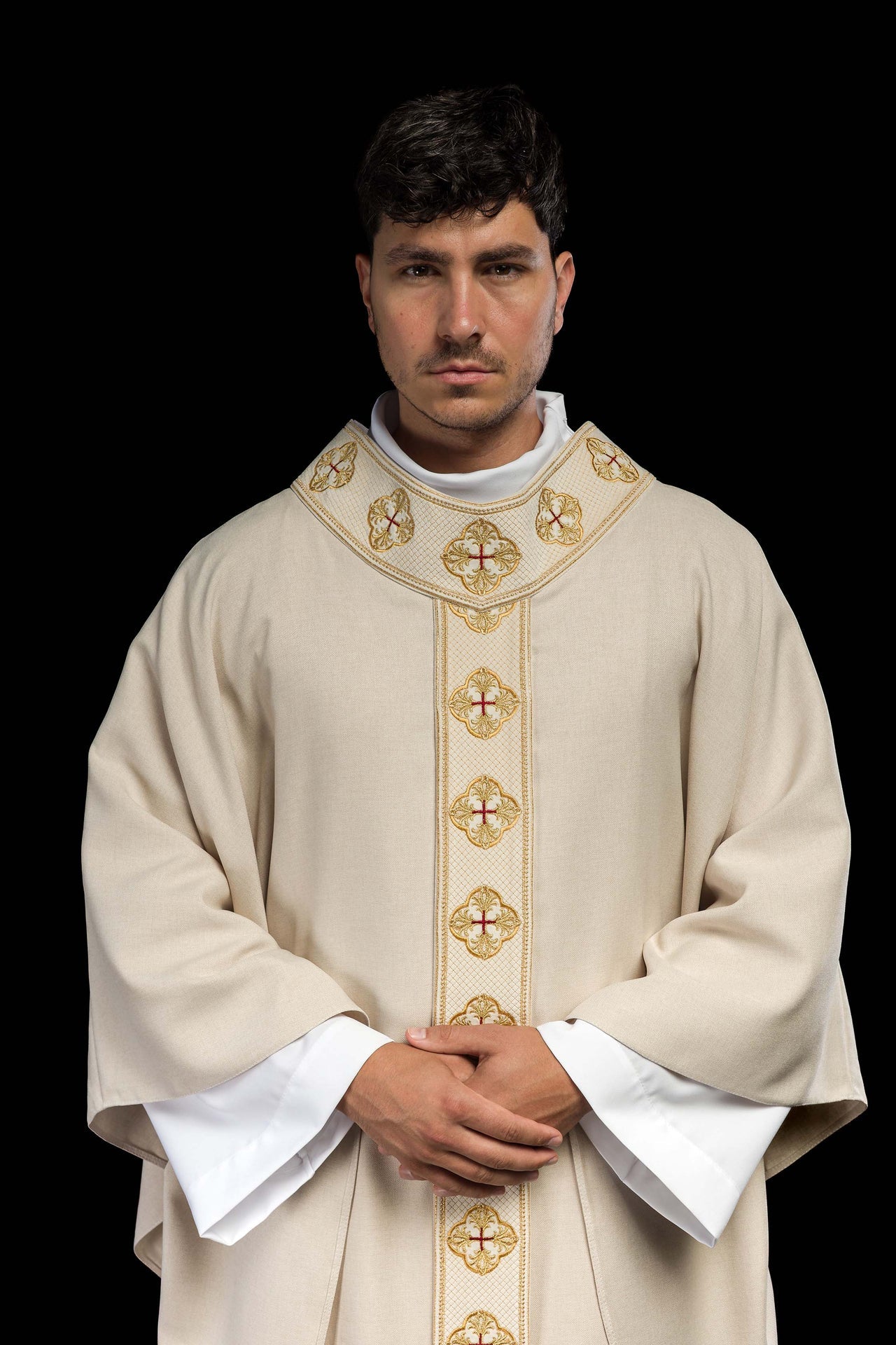 Ornat w kolorze ecru z haftowanym pasem i kołnierzem w krzyże - ORNATY.PL