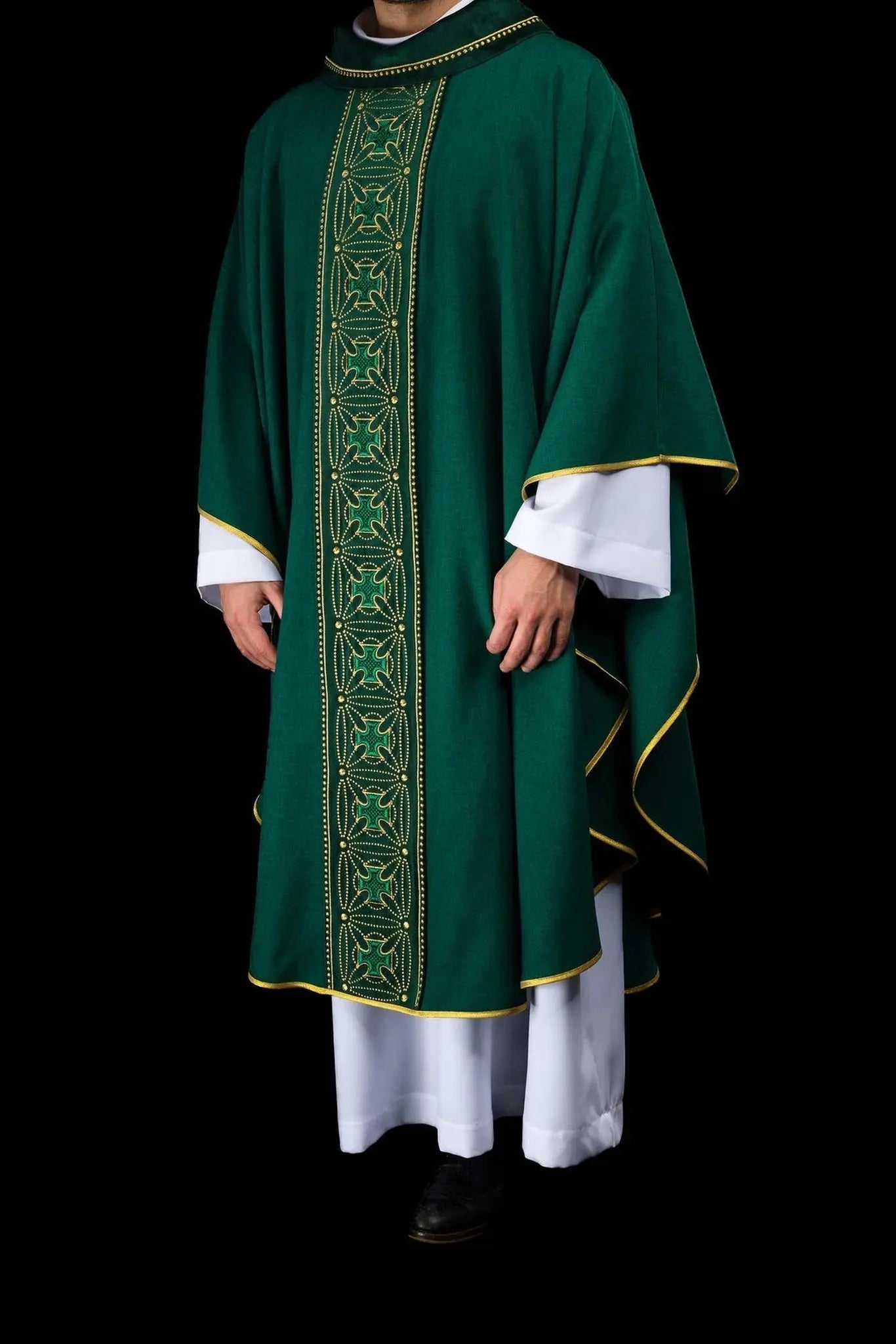Ornat liturgiczny z bogato zdobionym pasem w krzyże w kolorze zielonym