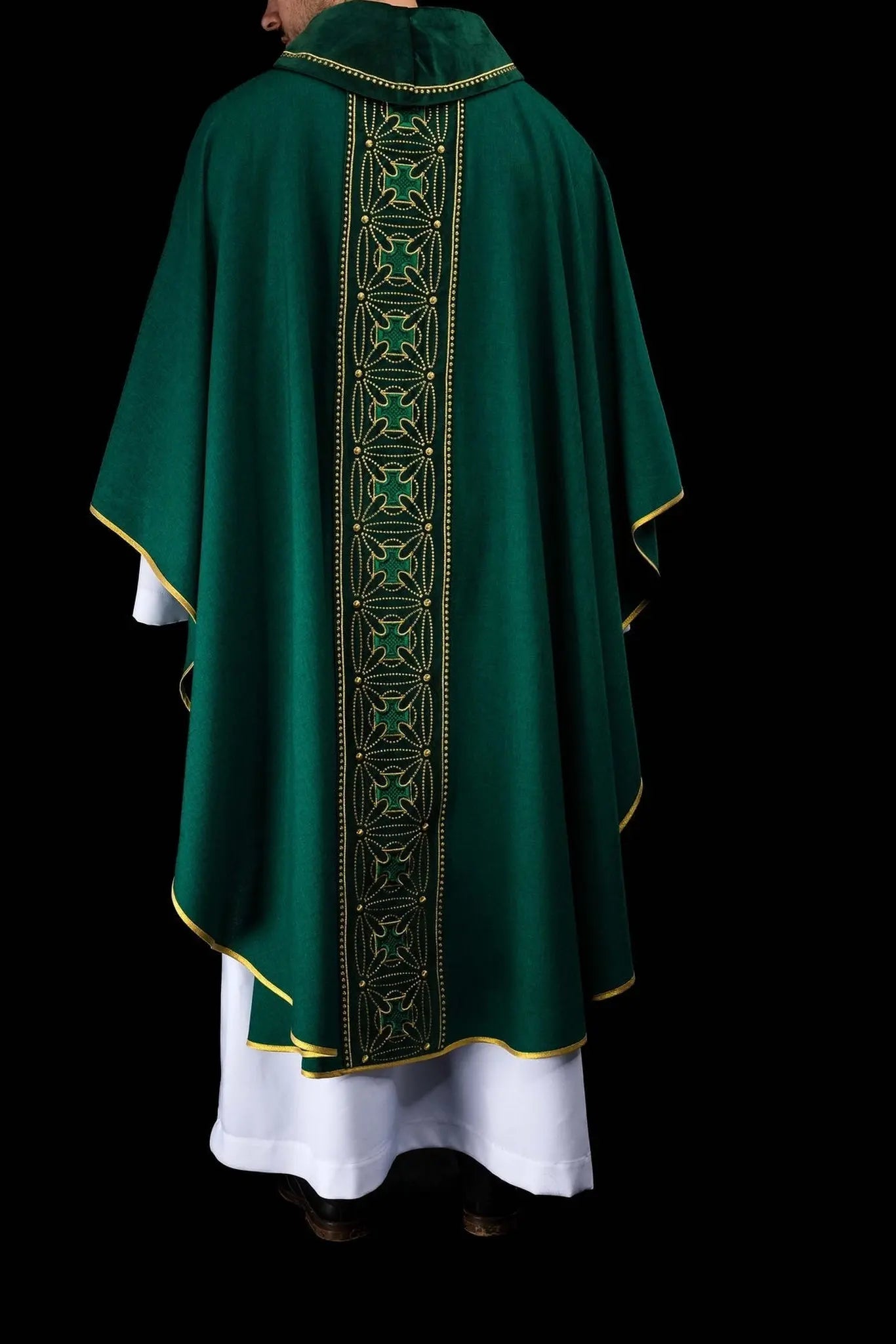 Ornat liturgiczny z bogato zdobionym pasem w krzyże w kolorze zielonym