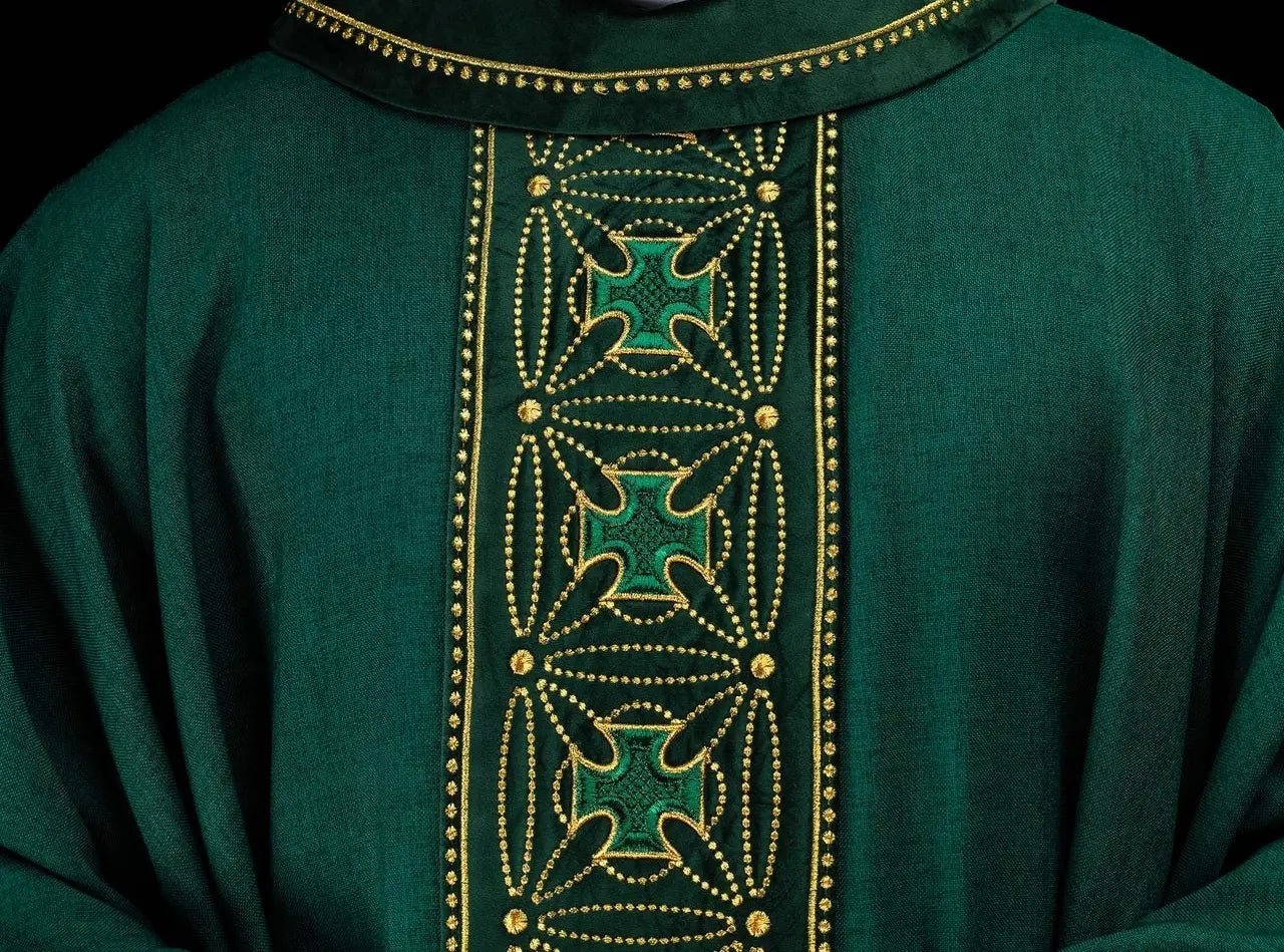Ornat liturgiczny z bogato zdobionym pasem w krzyże w kolorze zielonym