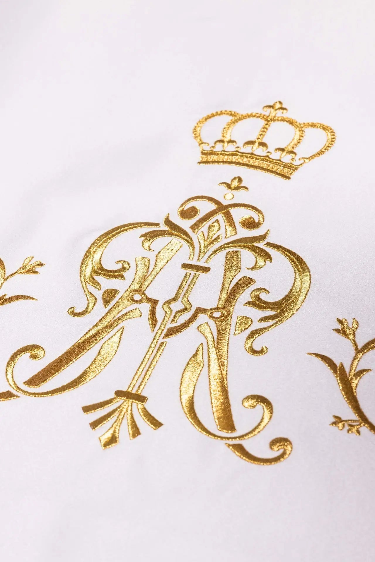 Obrus ołtarzowy z haftem złotego monogramu maryjnego