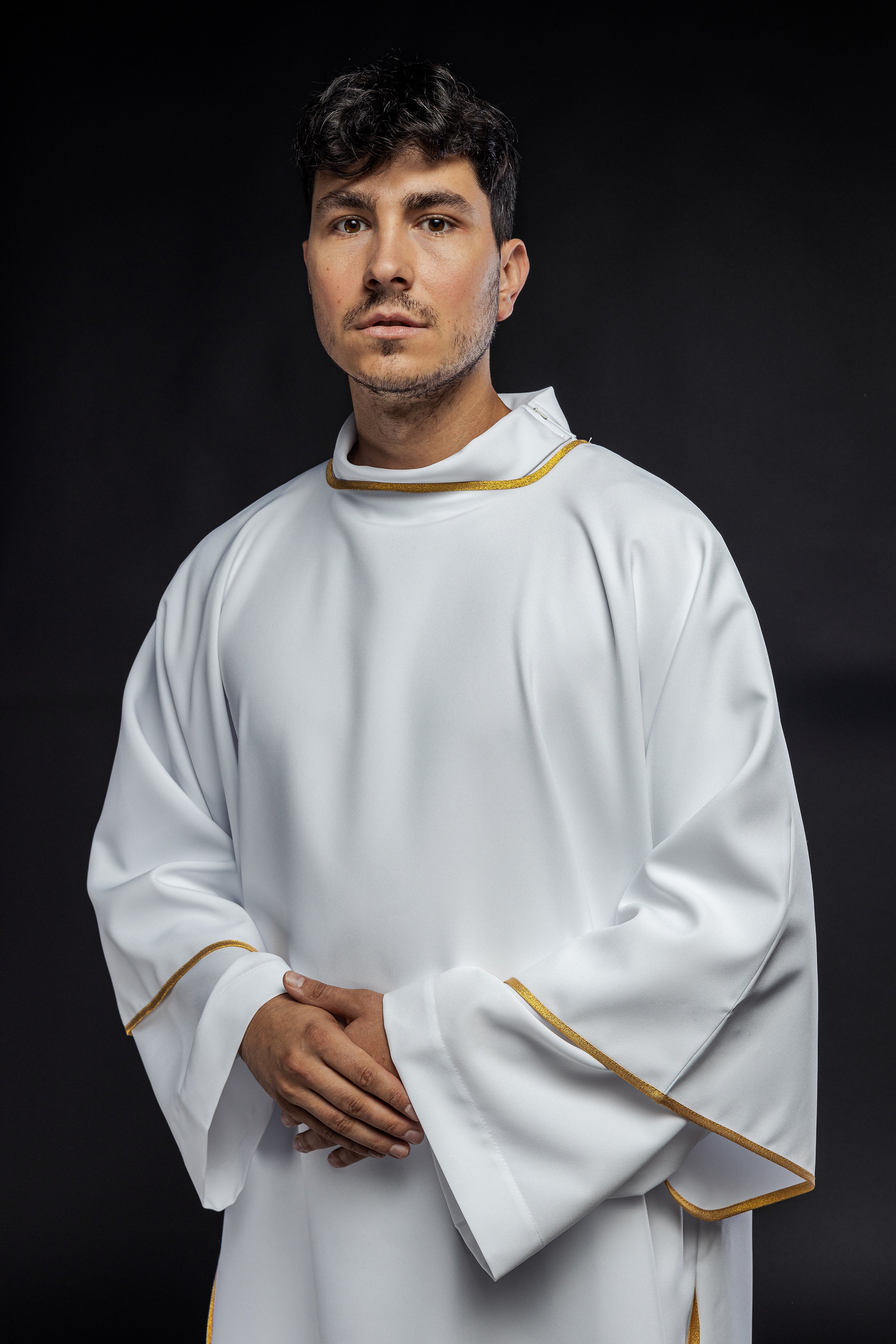 Dalmatyka gładka ze złotym wykończeniem biała