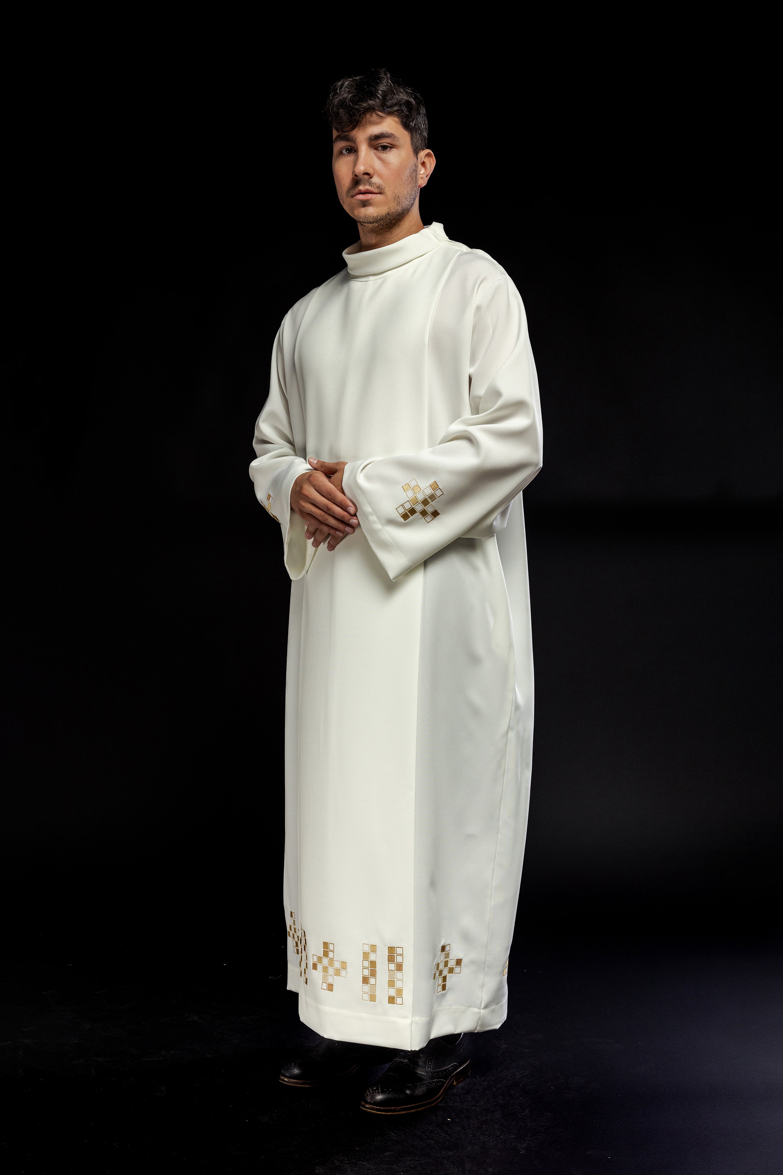 Alba z haftowanymi mozaikowymi krzyżami ecru