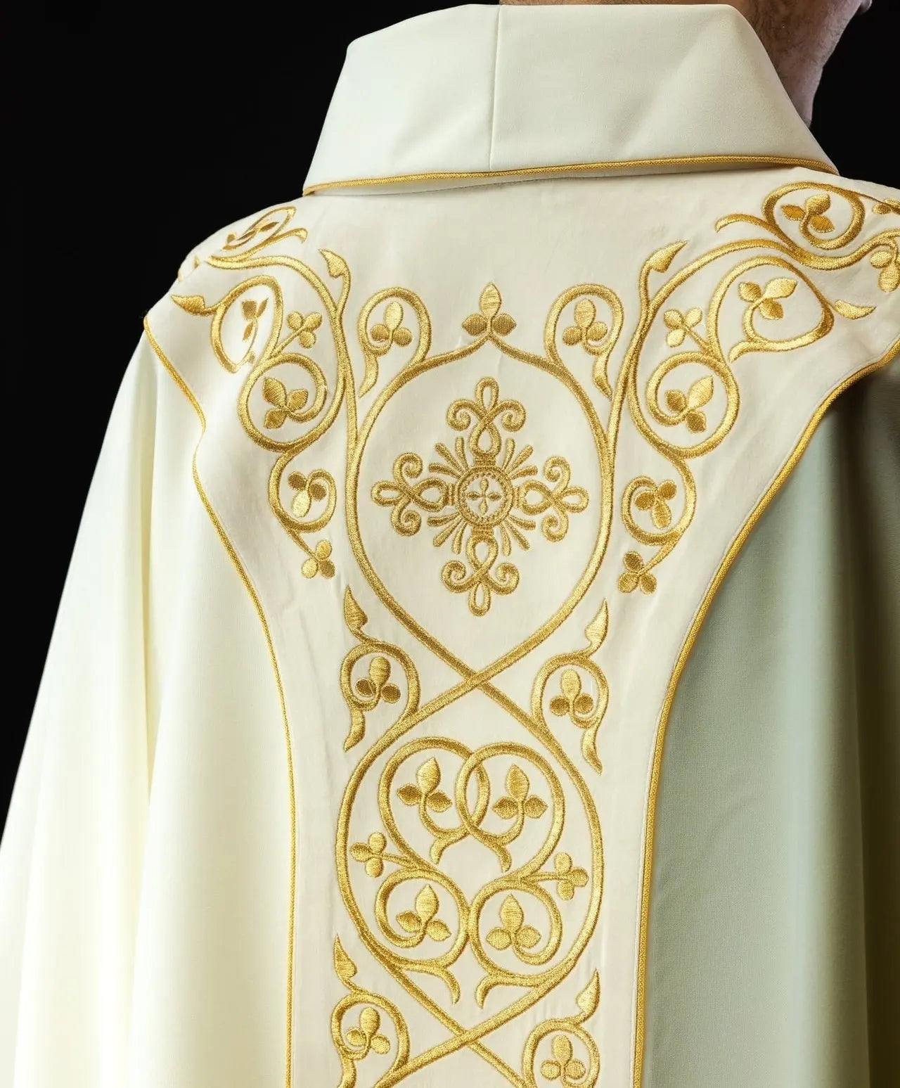 Embroidered chasuble made of ecru fabric
