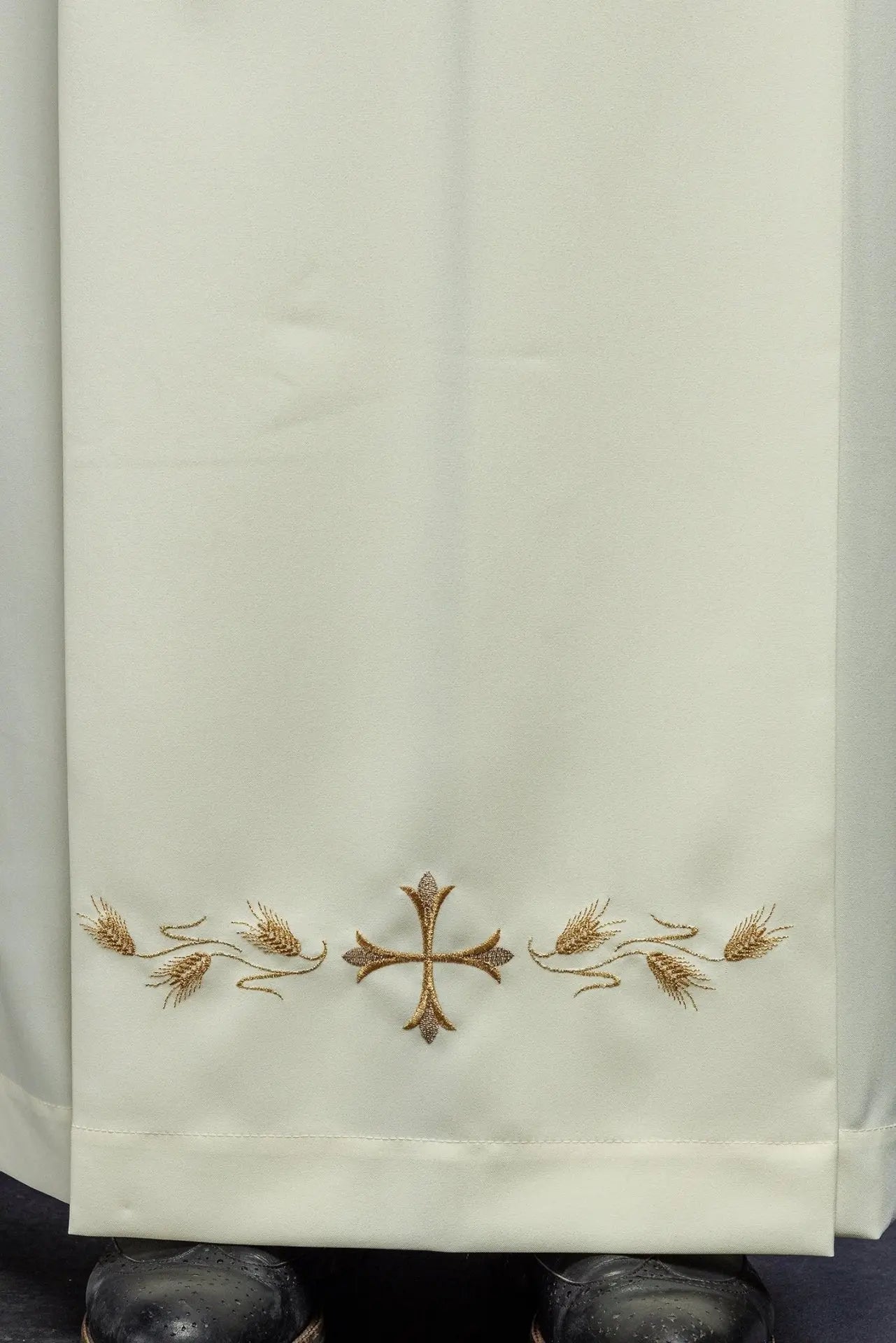 Elegancka ecru alba kapłańska z koloratką monastyczną i haftem złotego krzyża