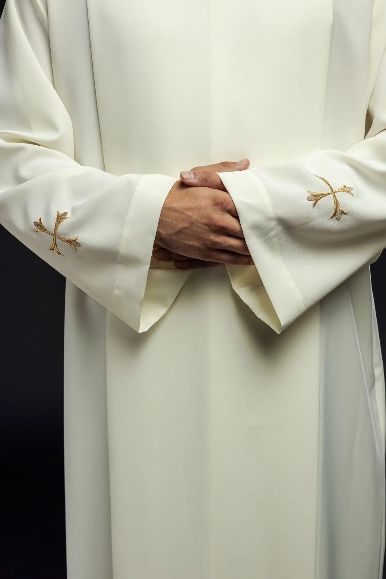 Elegancka alba kapłańska ecru z koloratką monastyczną i złotym haftem krzyża