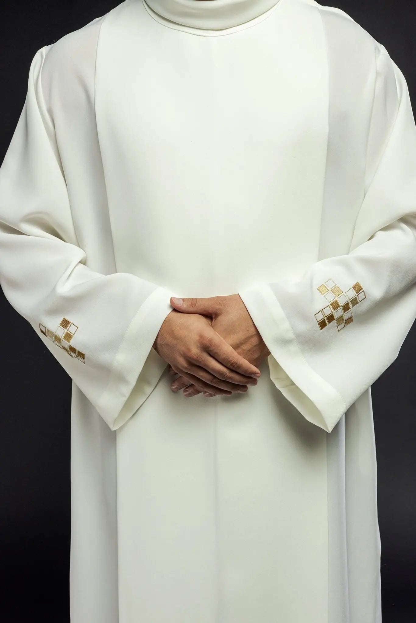 Alba z haftowanymi mozaikowymi krzyżami ecru