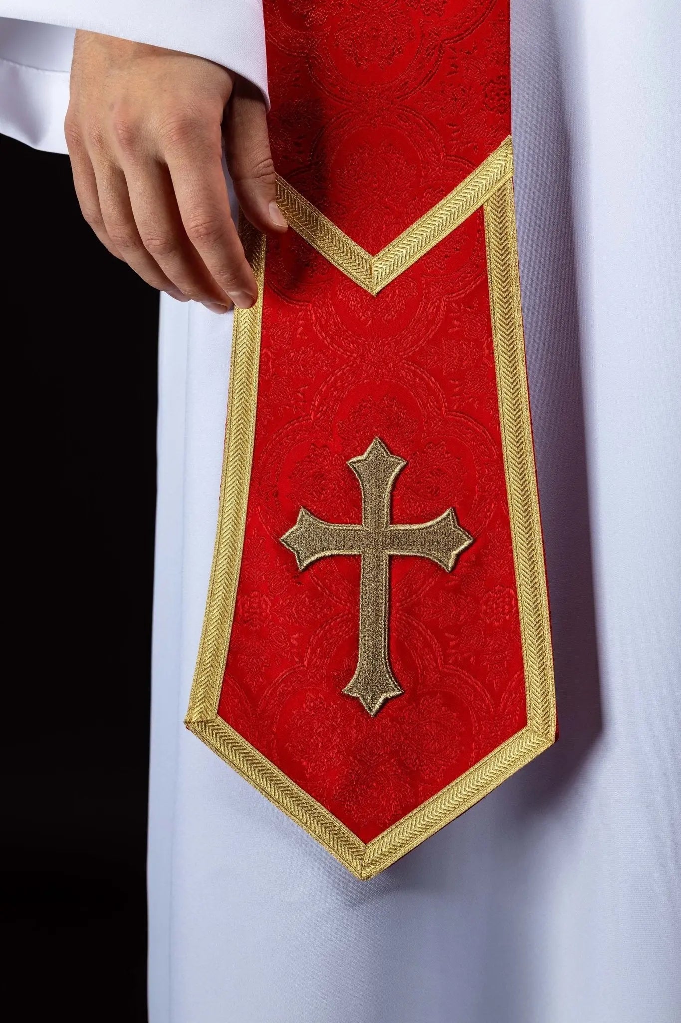 Czerwona stuła żakardowa z haftowanym krzyżem