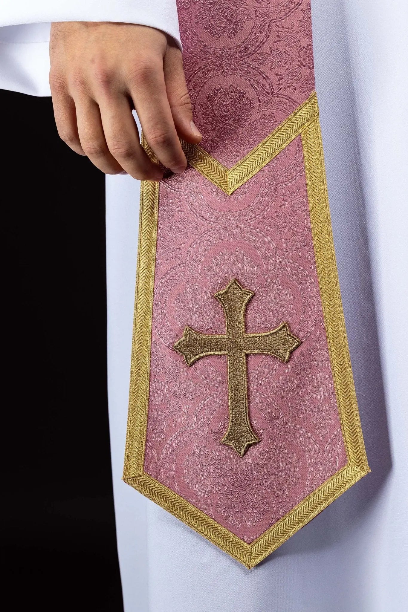 Różowa żakardowa stuła z haftowanym krzyżem