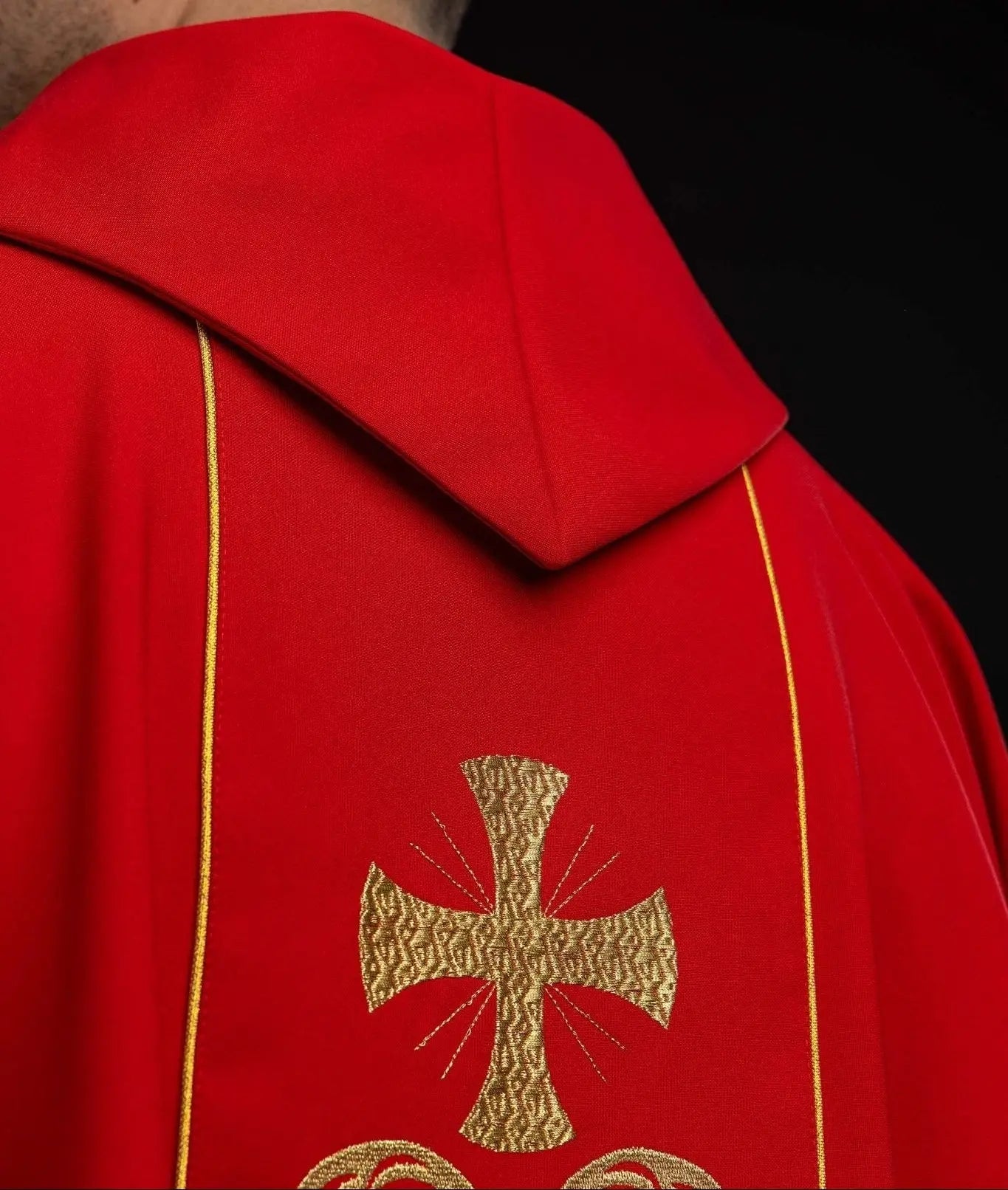 Czerwony Ornat liturgiczny z haftowanym pasem