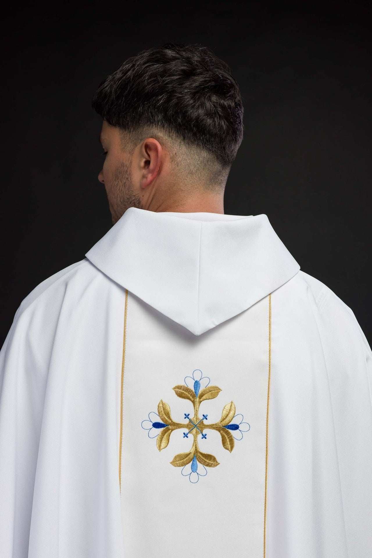 Biały ornat liturgiczny maryjny z pasem