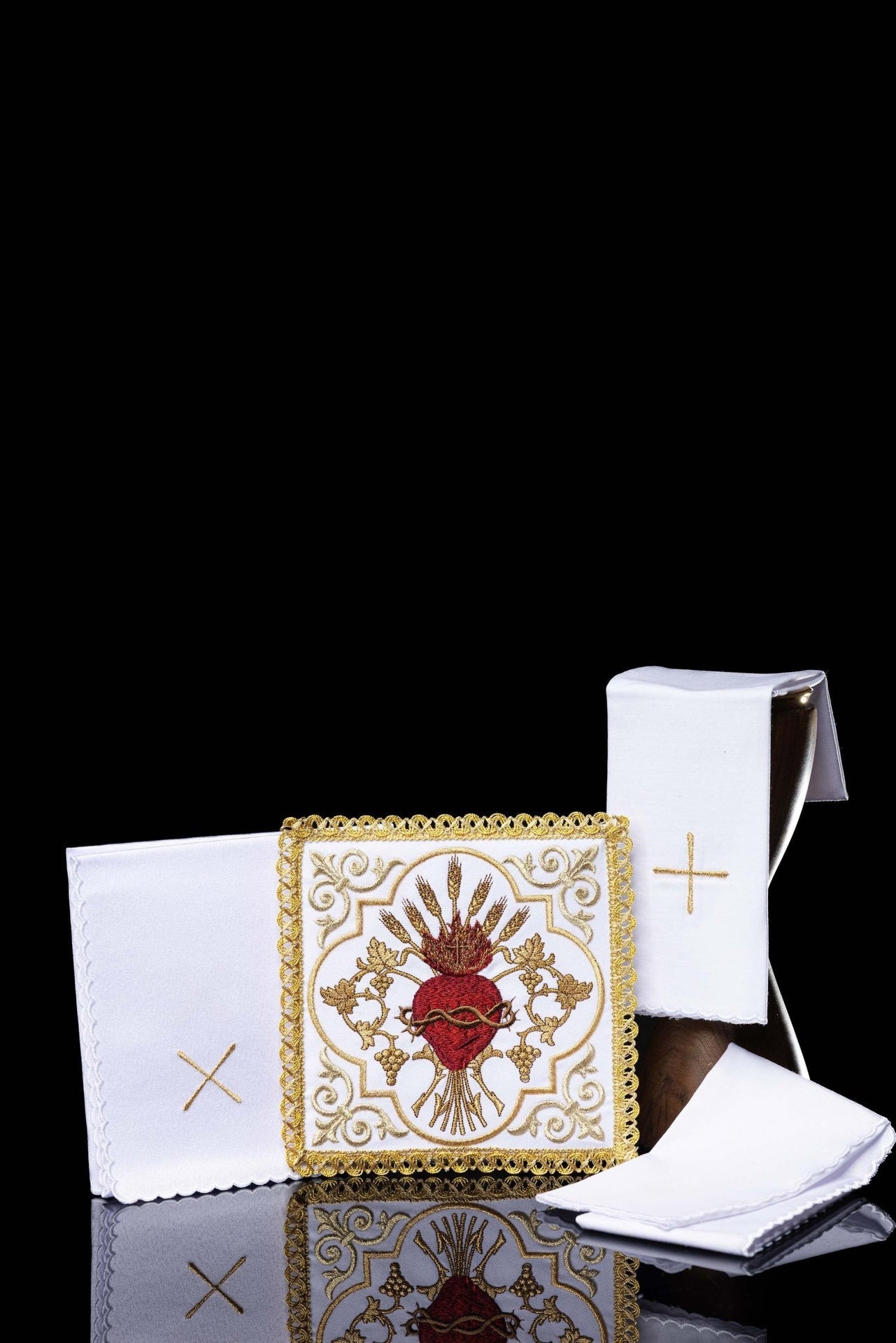 Bielizna kielichowa haftowana z Sercem Jezusa