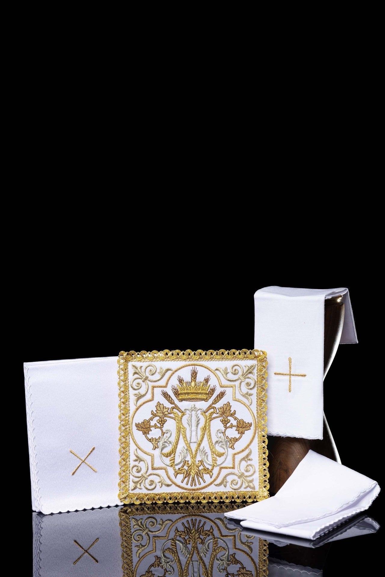 Bielizna kielichowa haftowana z symbolem Maryjnym