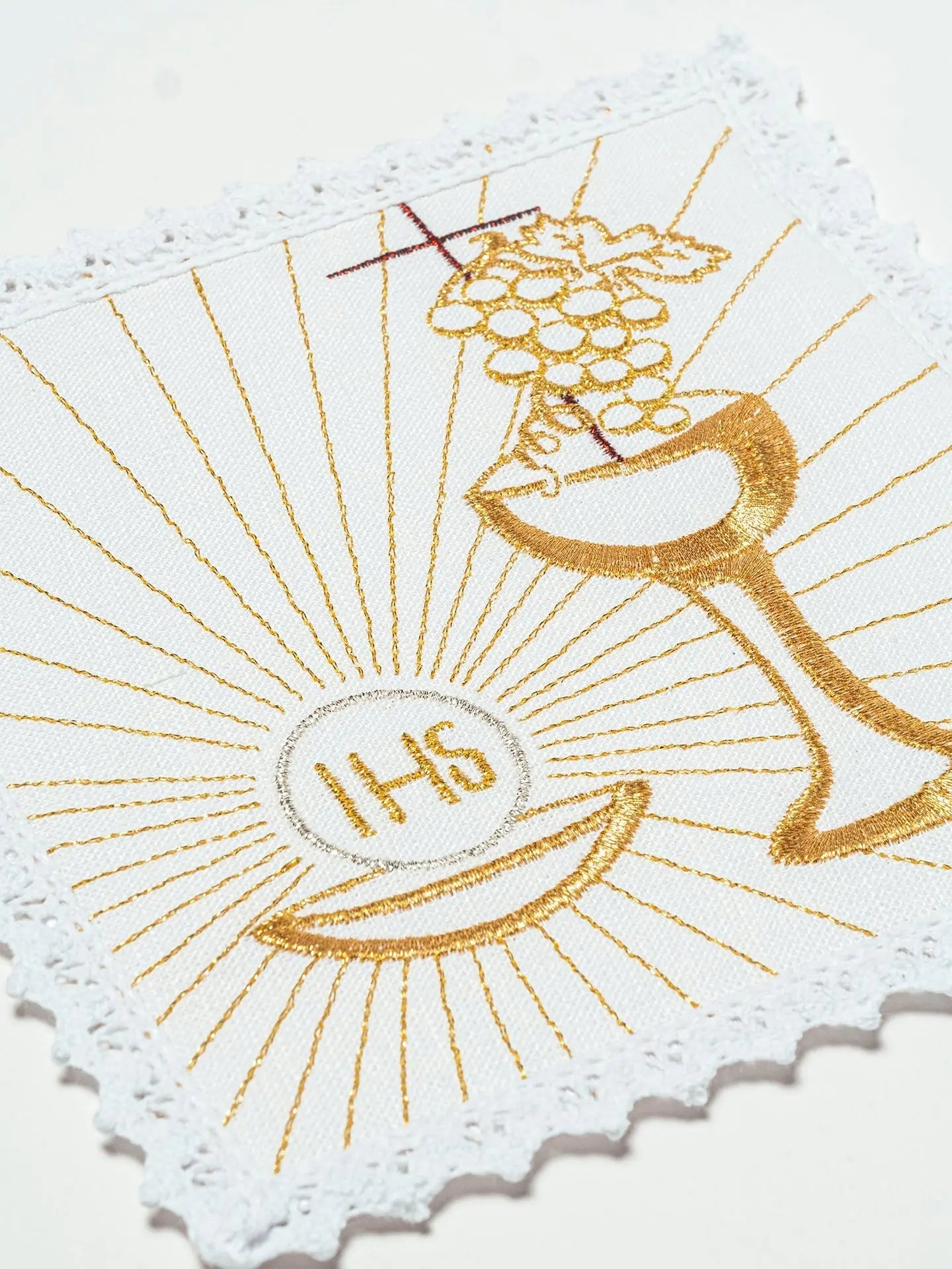 Haftowany zestaw z lnu do kielicha z motywem eucharystycznym